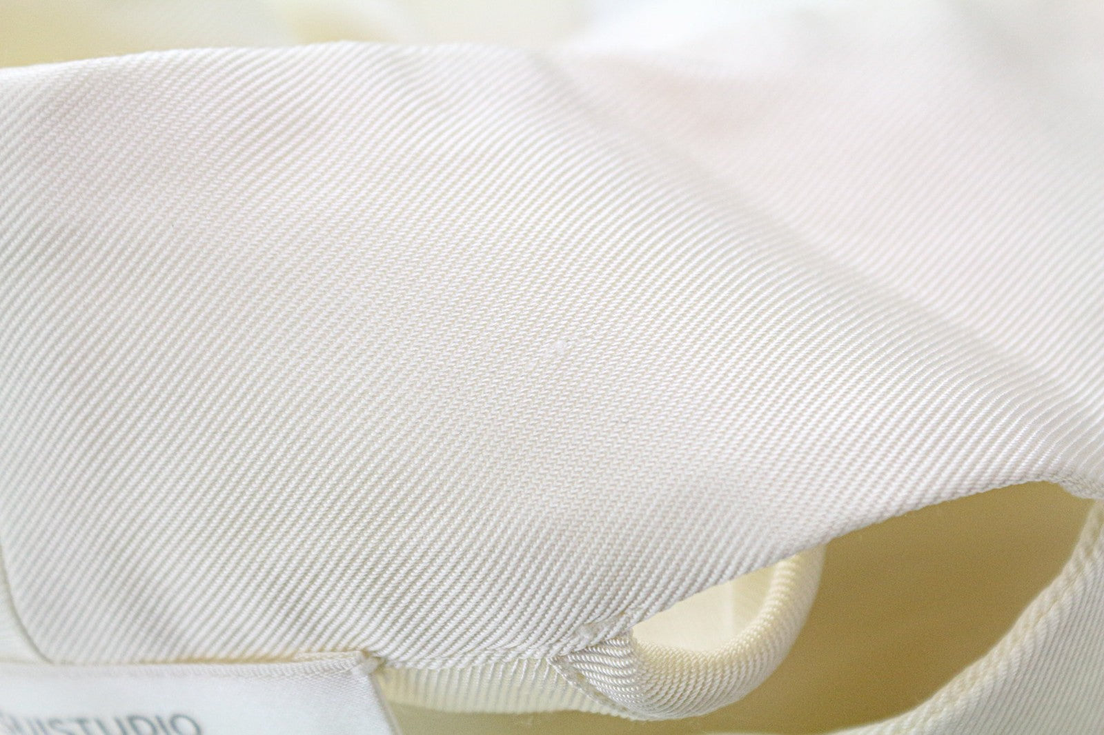 SUISTUDIO Alaska moteriški viršutiniai drabužiai, UK8, kreminės spalvos, šilko mišinio, plona, ​​padalinta kaklo iškirpte, surišama palaidine 