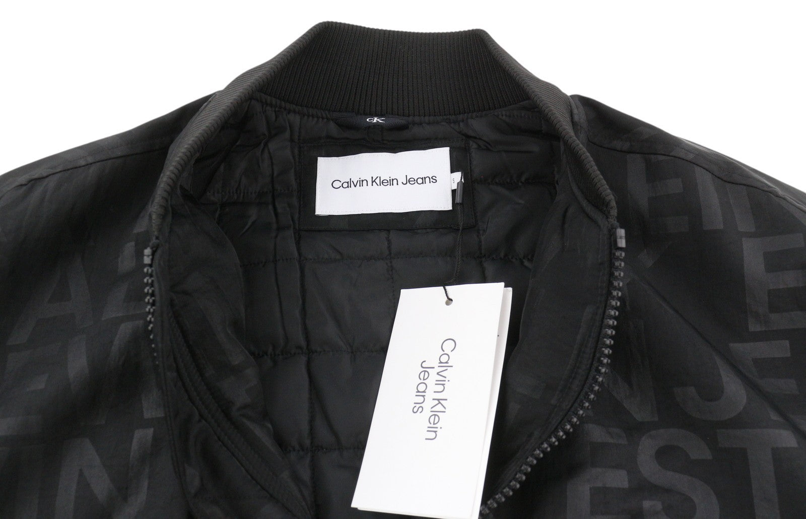 CALVIN KLEIN vyriška striukė S juoda su logotipu ir izoliuotu laisvo kirpimo bomberiu, rekomenduojama kaina – 149 € 