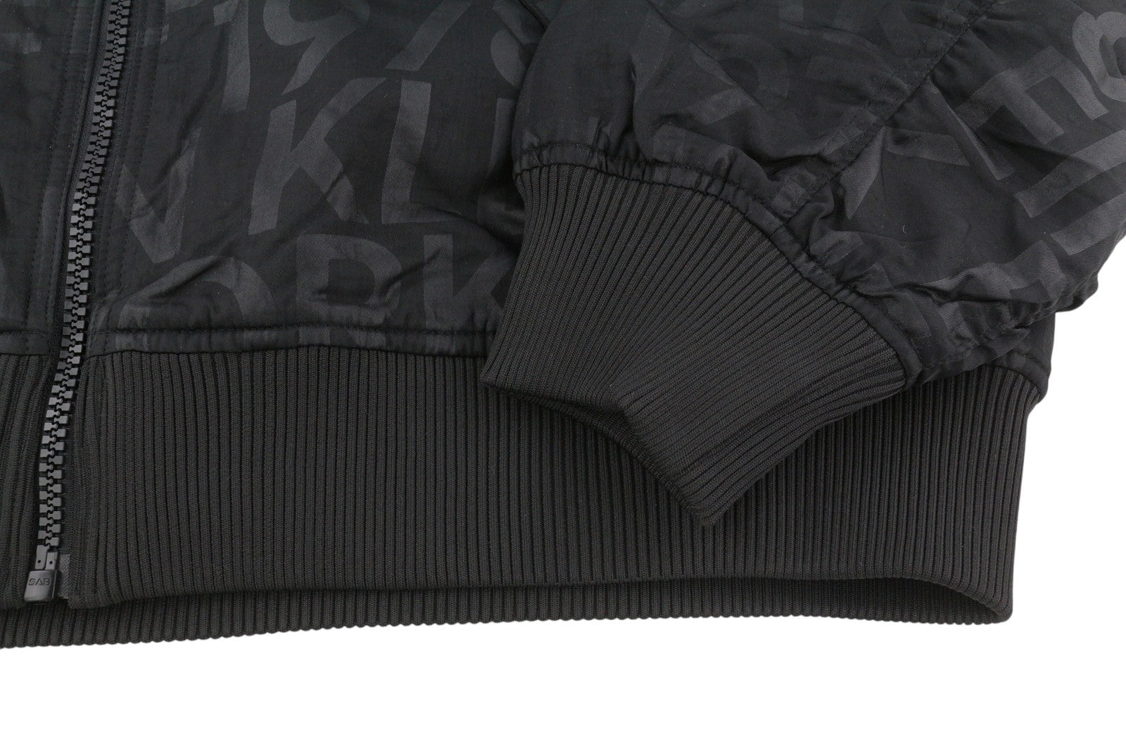 CALVIN KLEIN vyriška striukė S juoda su logotipu ir izoliuotu laisvo kirpimo bomberiu, rekomenduojama kaina – 149 € 