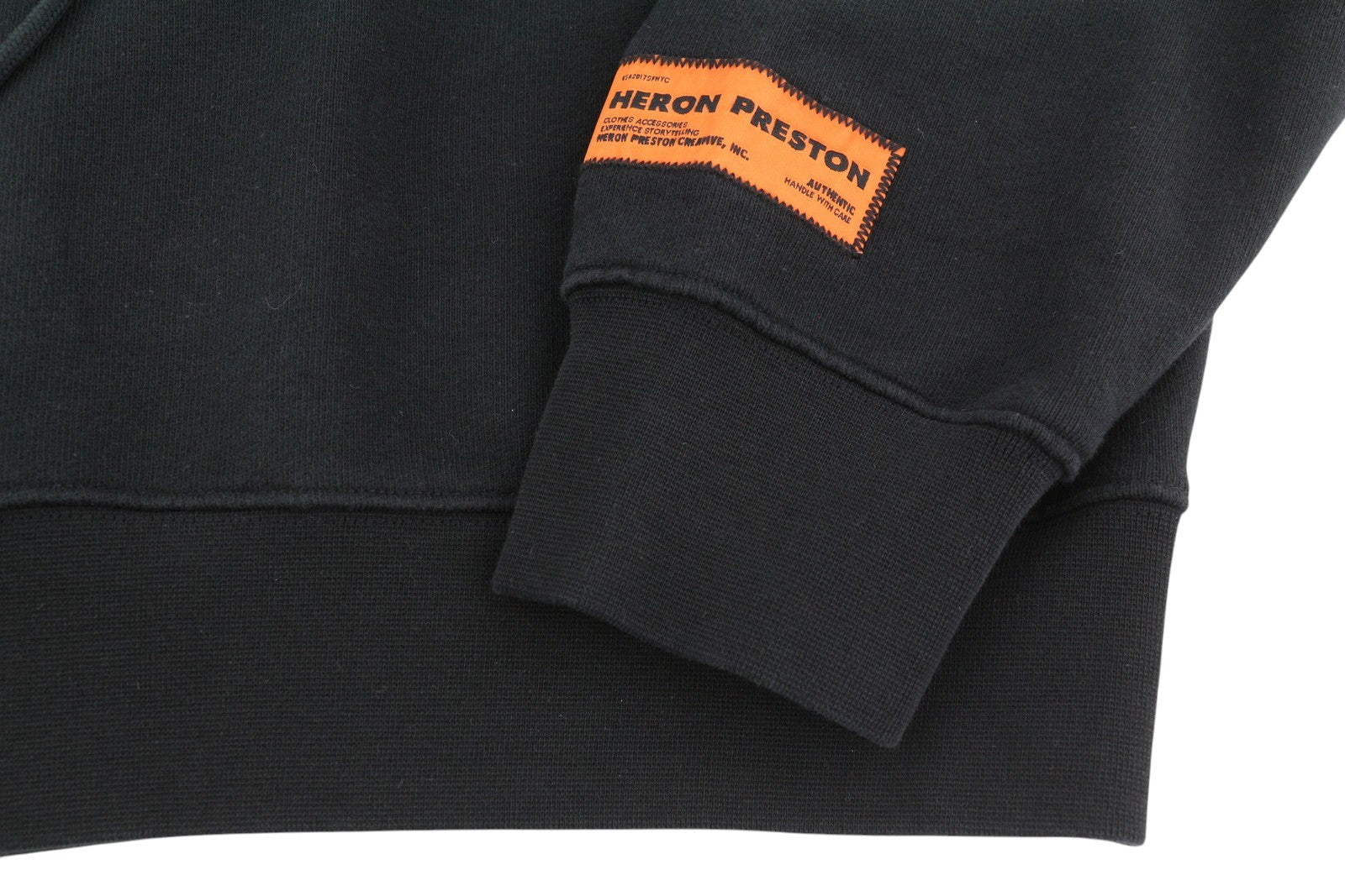 HERON PRESTON liepsnojančios kaukolės trumpas moteriškas džemperis su gobtuvu, L dydžio, juodas, raštuotas megztinis, rekomenduojama kaina – 499 € 