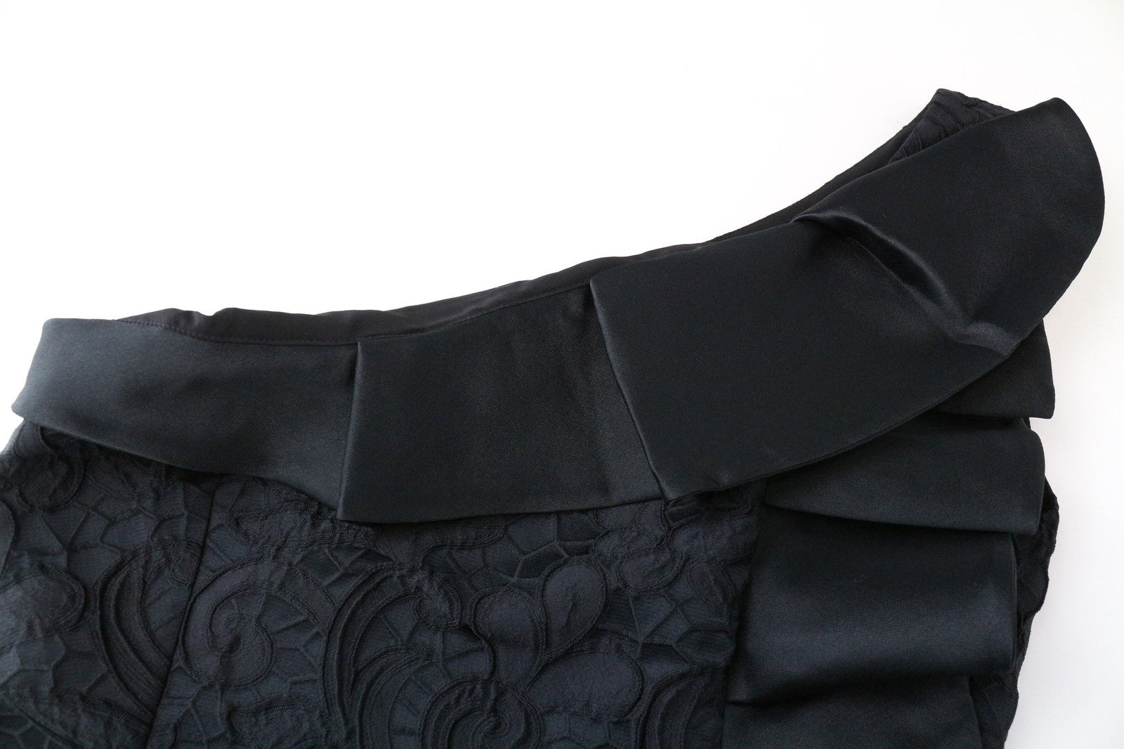 CHRISTIAN PELIZZARI moteriška juoda siuvinėta IT46 suknelė su atvirais pečiais ir raukiniais 