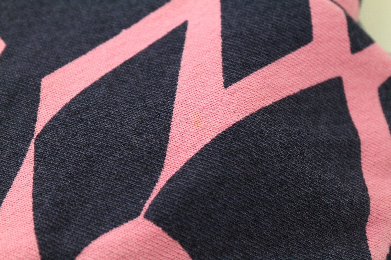 SCOTCH &amp; SODA vyriškas M dydžio rožinis raštuotas flisinis medvilninis džersio džersio džersis su apvalia kaklo iškirpte 