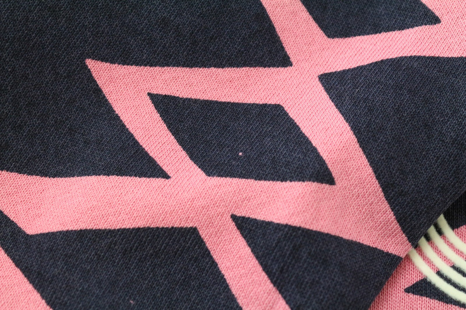 SCOTCH &amp; SODA vyriškas M dydžio rožinis raštuotas flisinis medvilninis džersio džersio džersis su apvalia kaklo iškirpte 