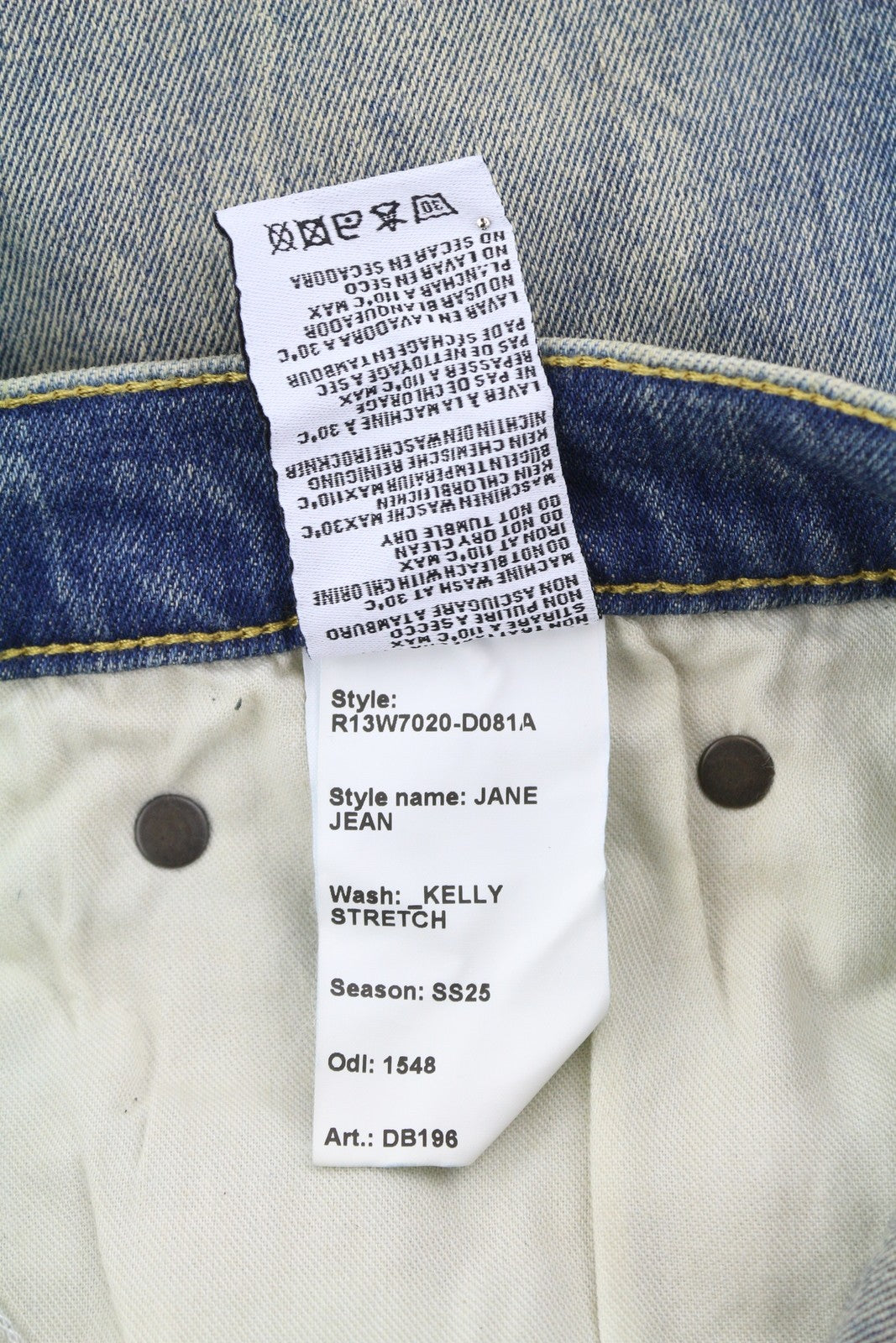 R13 Jane moteriški džinsai, 26 Kelly tamprūs, išblukę, skalbti, išblukę, platėjantys, mėlyni. Rekomenduojama kaina – 699 €. 