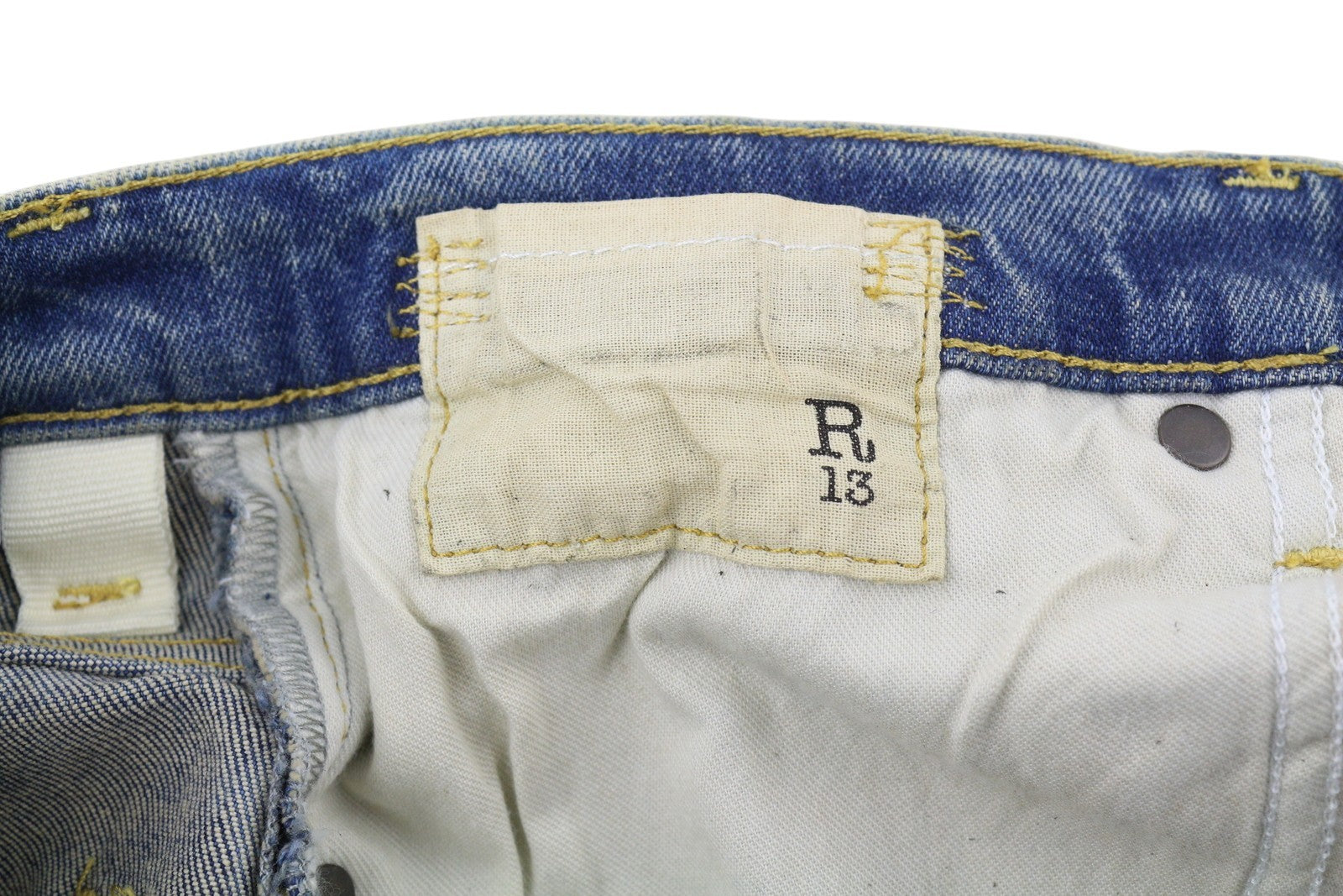 R13 Jane moteriški džinsai, 26 Kelly tamprūs, išblukę, skalbti, išblukę, platėjantys, mėlyni. Rekomenduojama kaina – 699 €. 