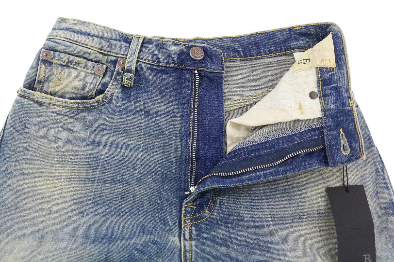 R13 Jane moteriški džinsai, 26 Kelly tamprūs, išblukę, skalbti, išblukę, platėjantys, mėlyni. Rekomenduojama kaina – 699 €. 