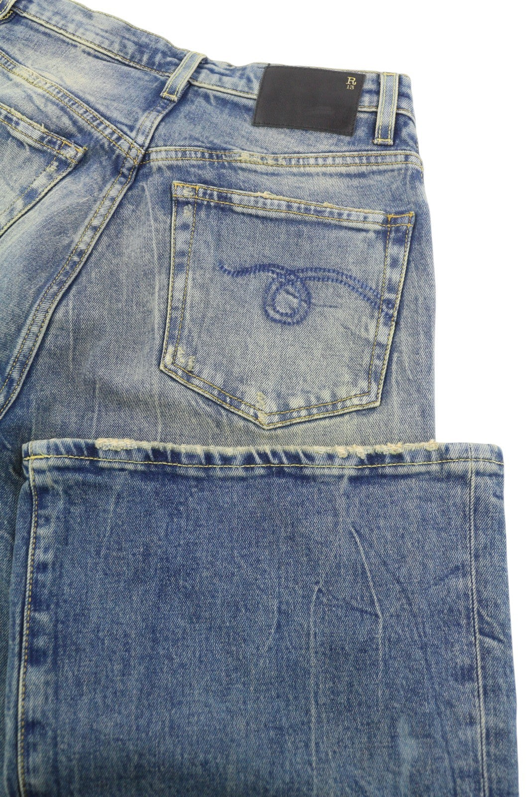 R13 Jane moteriški džinsai, 26 Kelly tamprūs, išblukę, skalbti, išblukę, platėjantys, mėlyni. Rekomenduojama kaina – 699 €. 