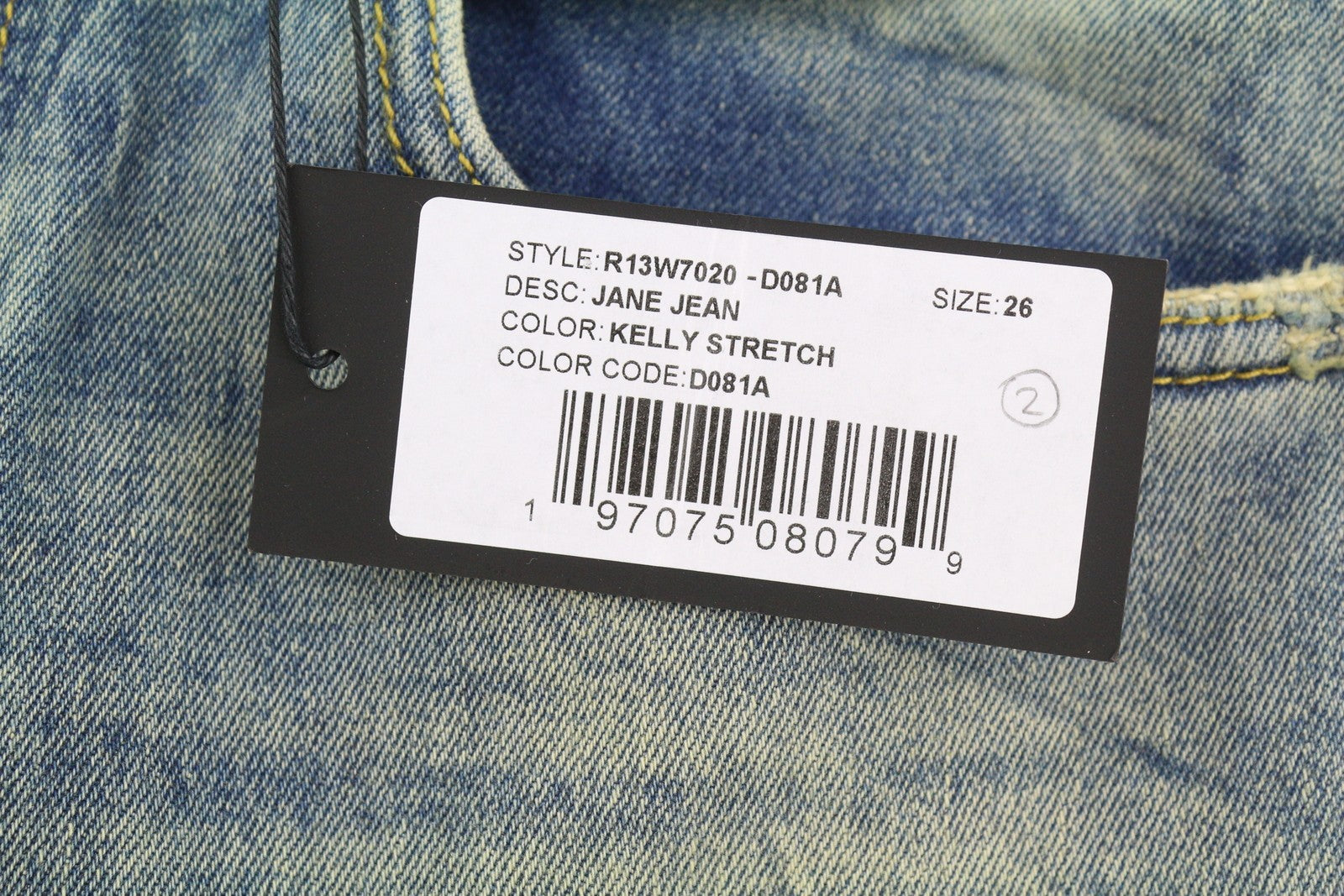 R13 Jane moteriški džinsai, 26 Kelly tamprūs, išblukę, skalbti, išblukę, platėjantys, mėlyni. Rekomenduojama kaina – 699 €. 