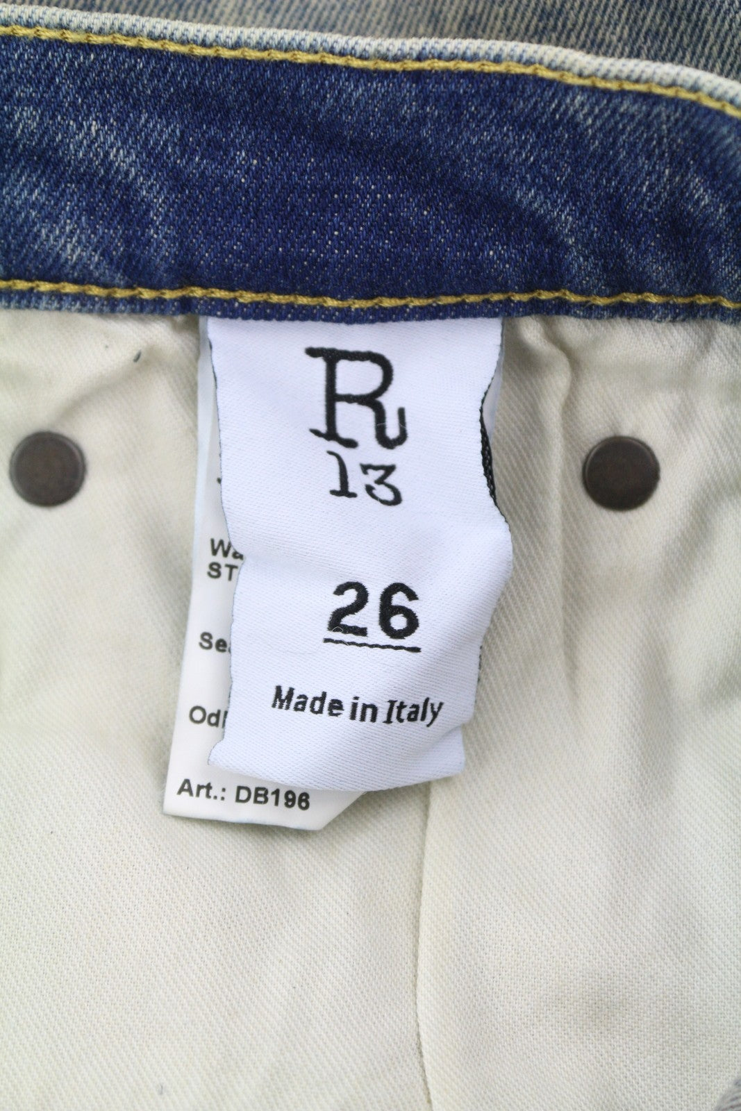 R13 Jane moteriški džinsai, 26 Kelly tamprūs, išblukę, skalbti, išblukę, platėjantys, mėlyni. Rekomenduojama kaina – 699 €. 