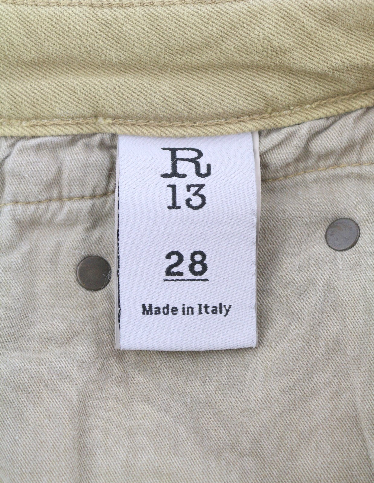 R13 berniukiški tiesūs moteriški džinsai, 28 chaki spalvos, tamprūs, trumpi, šviesiai džininiai, iki kulkšnių, rekomenduojama kaina – 699 € 