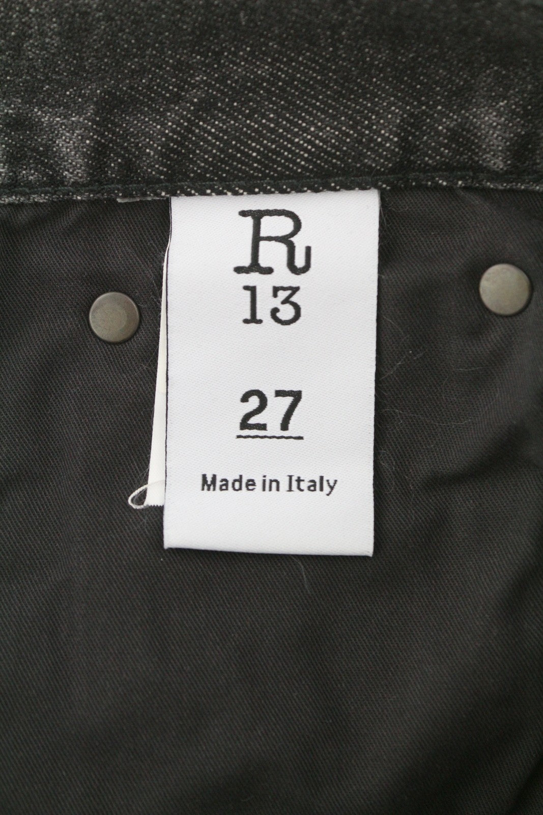 R13 Boyfriend moteriški džinsai 27 juodi, skalbti, išblukę, iki kulkšnių, trumpinti, su užtrauktuku. 