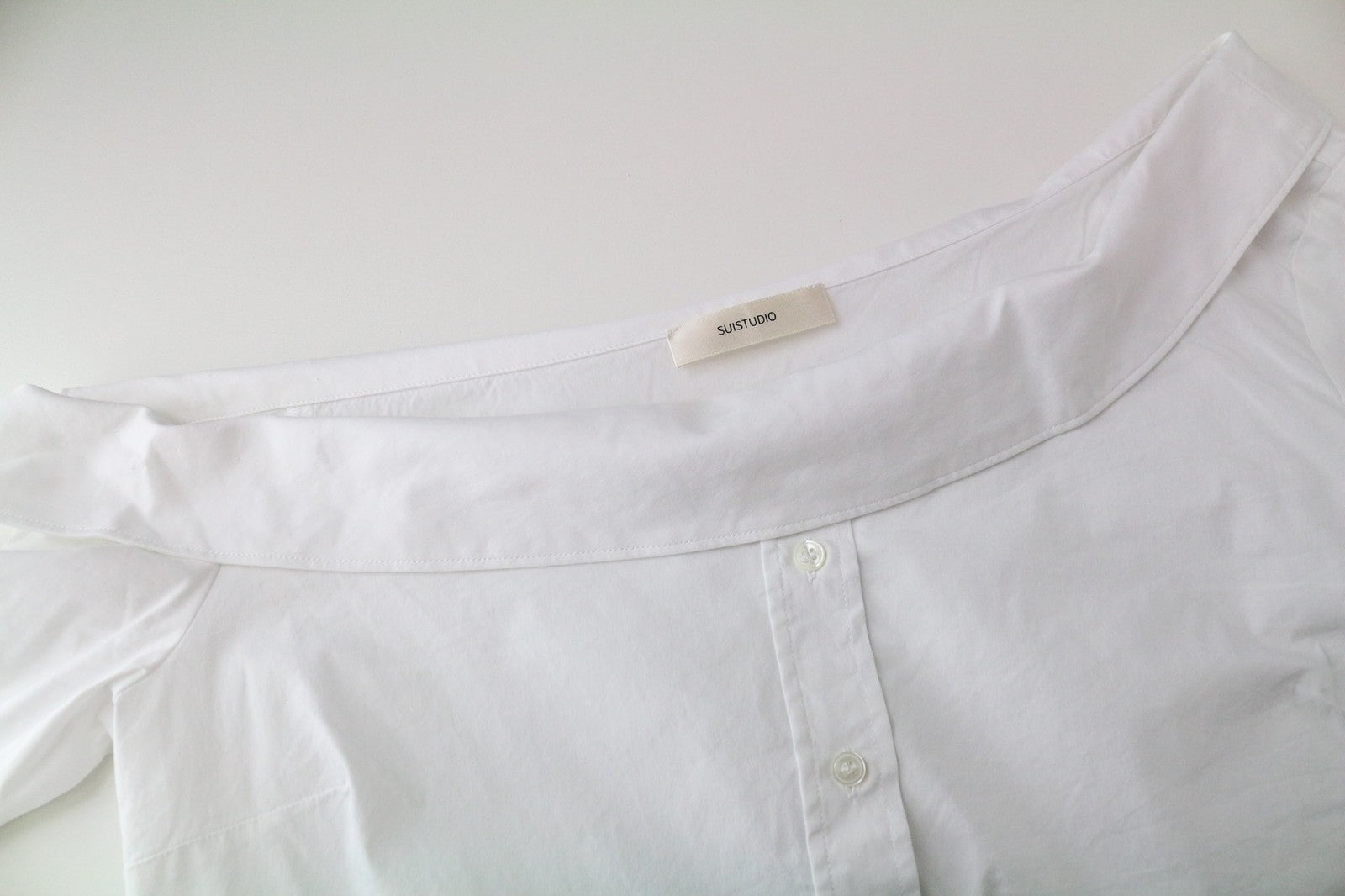 SUISTUDIO Bob moteriški marškinėliai, UK12, balti, ploni, atvirais pečiais, tamprios medvilnės palaidinės su valties formos iškirpte. 