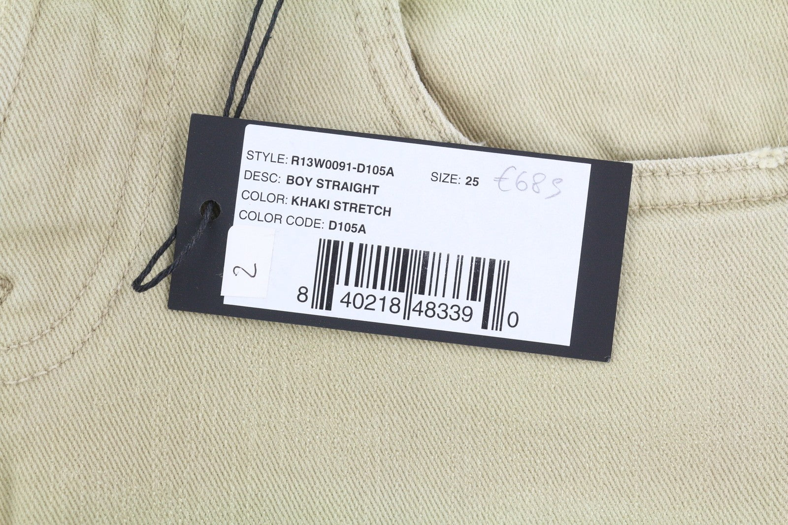 R13 berniukiški tiesūs moteriški džinsai, 25 chaki spalvos, tamprūs, išblukę, trumpi, iki kulkšnių, rekomenduojama kaina – 699 € 