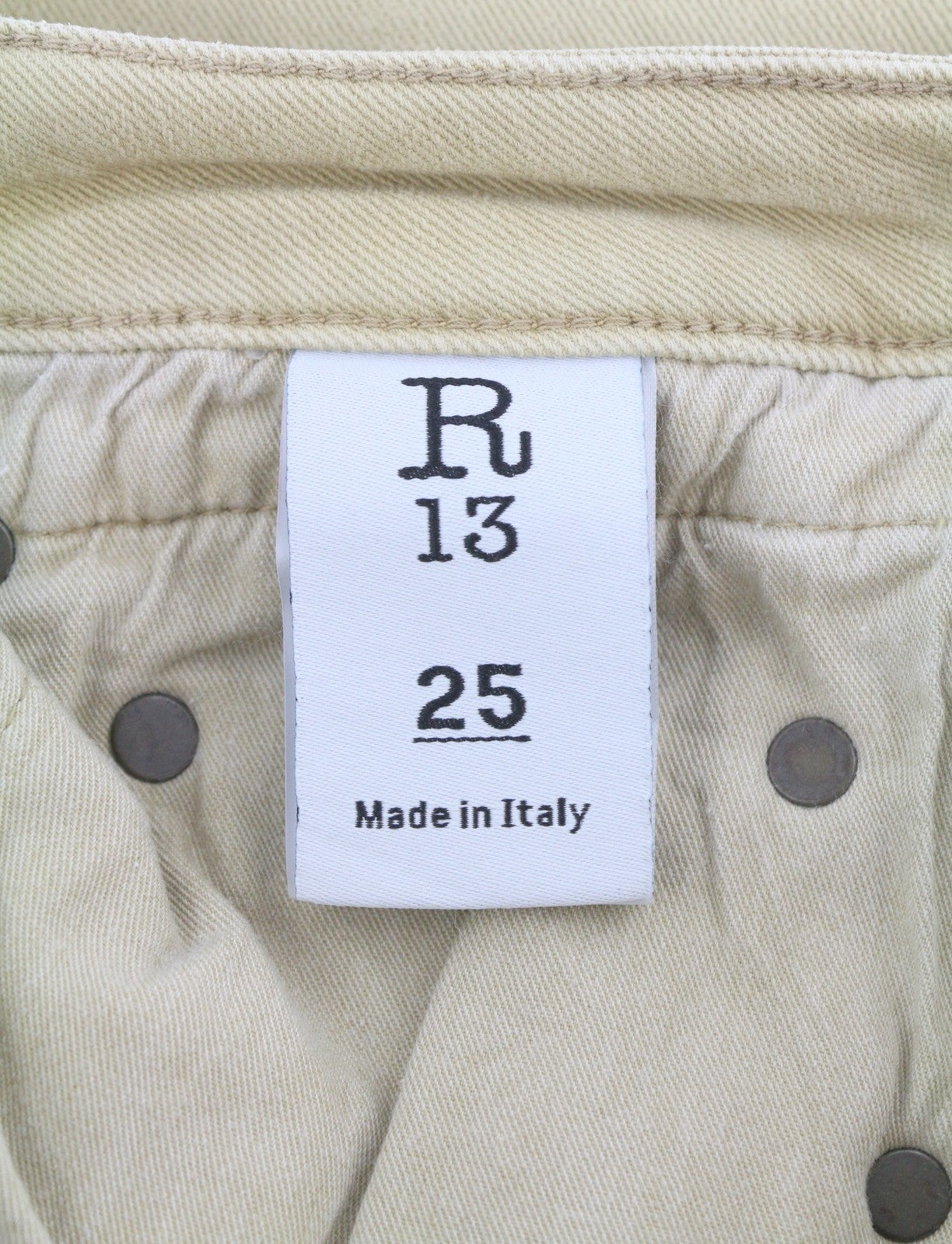 R13 berniukiški tiesūs moteriški džinsai, 25 chaki spalvos, tamprūs, išblukę, trumpi, iki kulkšnių, rekomenduojama kaina – 699 € 