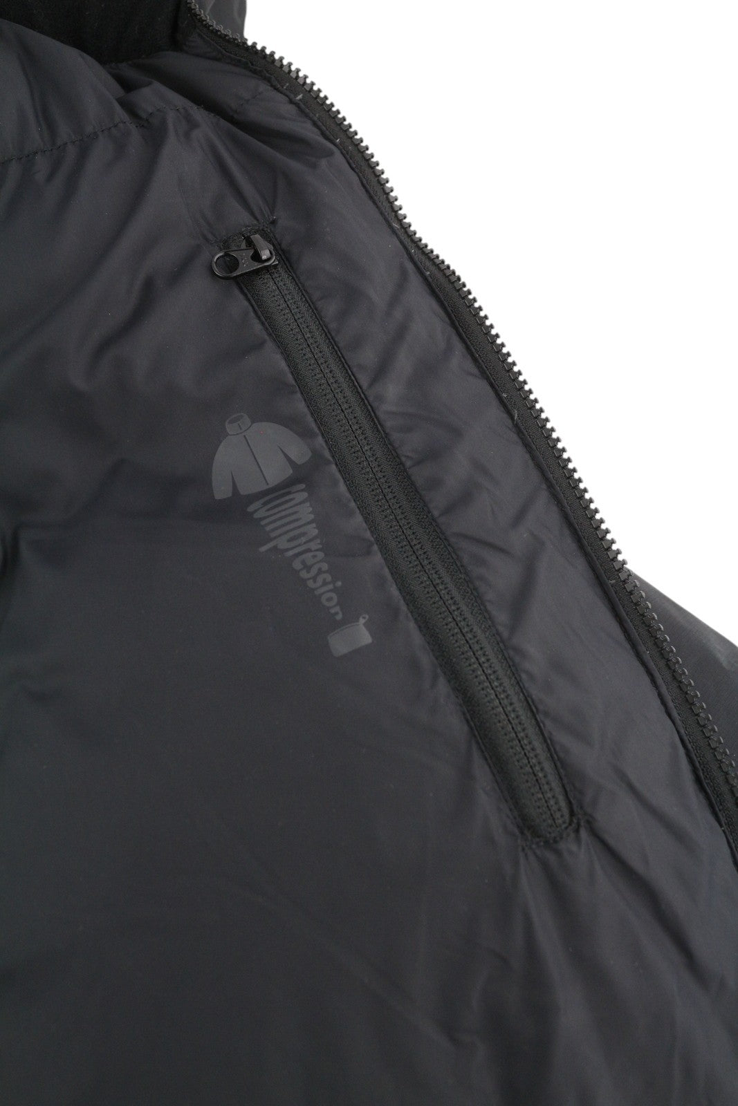 BERGANS OF NORWAY 5331 pūkinė parka vyriška striukė XL, juoda, su gobtuvu, dygsniuota, kompresinė 