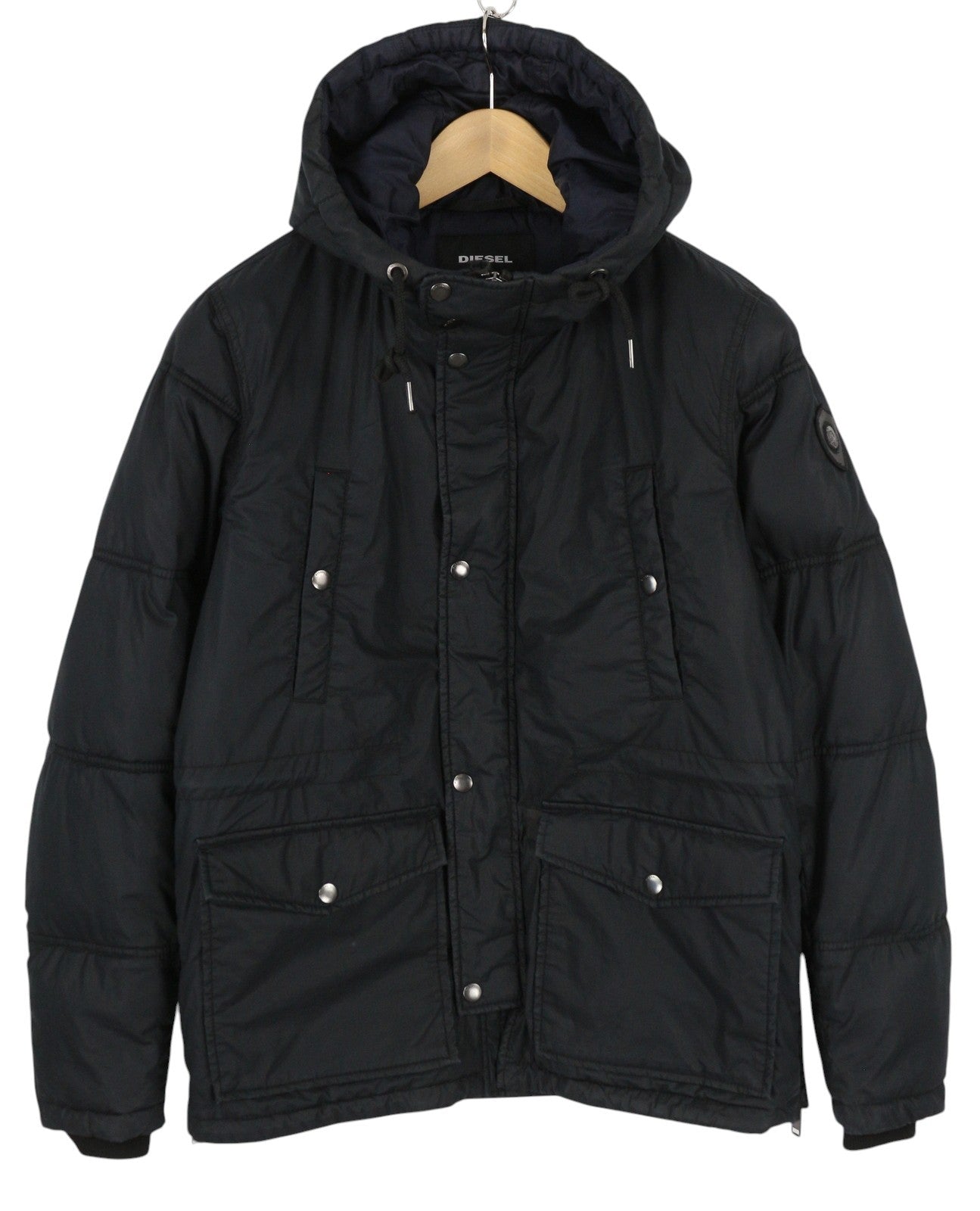 DIESEL vyriška striukė S, tamsiai mėlyna, su pilnu užtrauktuku, pašiltinta, su raišteliu ir pamušalu juosmenyje. 