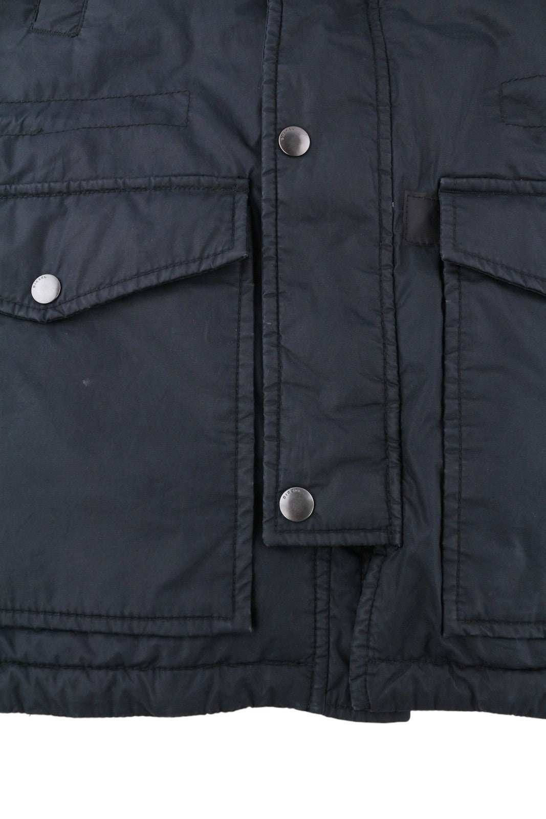 DIESEL vyriška striukė S, tamsiai mėlyna, su pilnu užtrauktuku, pašiltinta, su raišteliu ir pamušalu juosmenyje. 