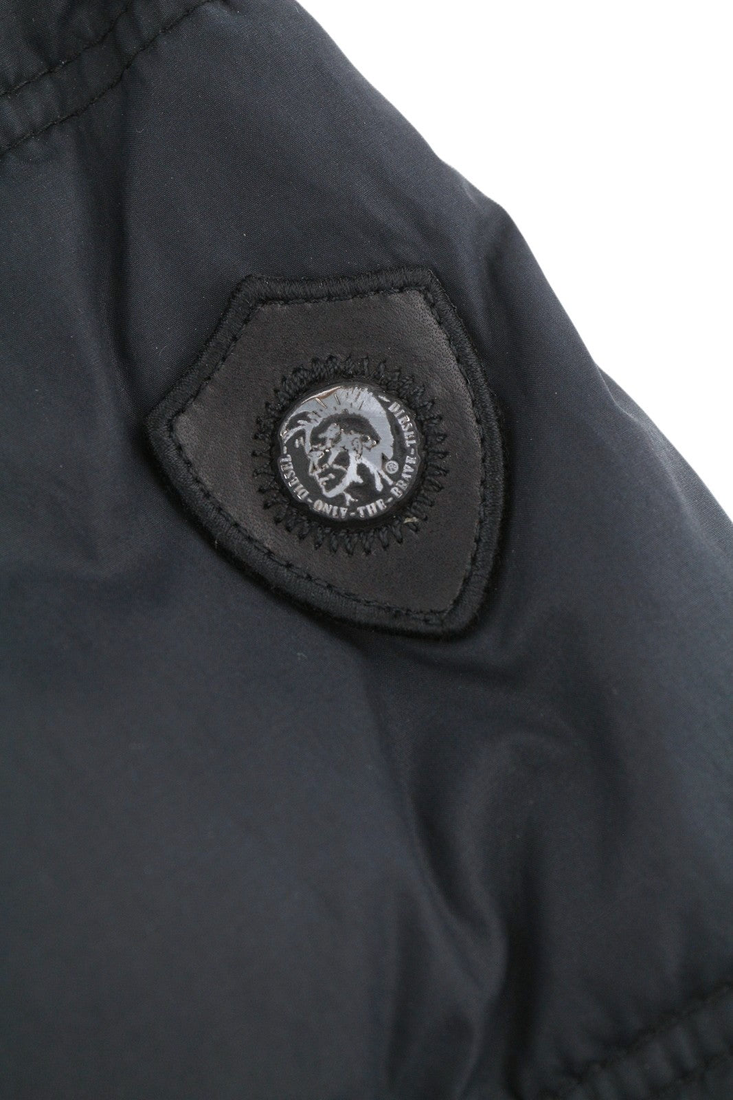 DIESEL vyriška striukė S, tamsiai mėlyna, su pilnu užtrauktuku, pašiltinta, su raišteliu ir pamušalu juosmenyje. 