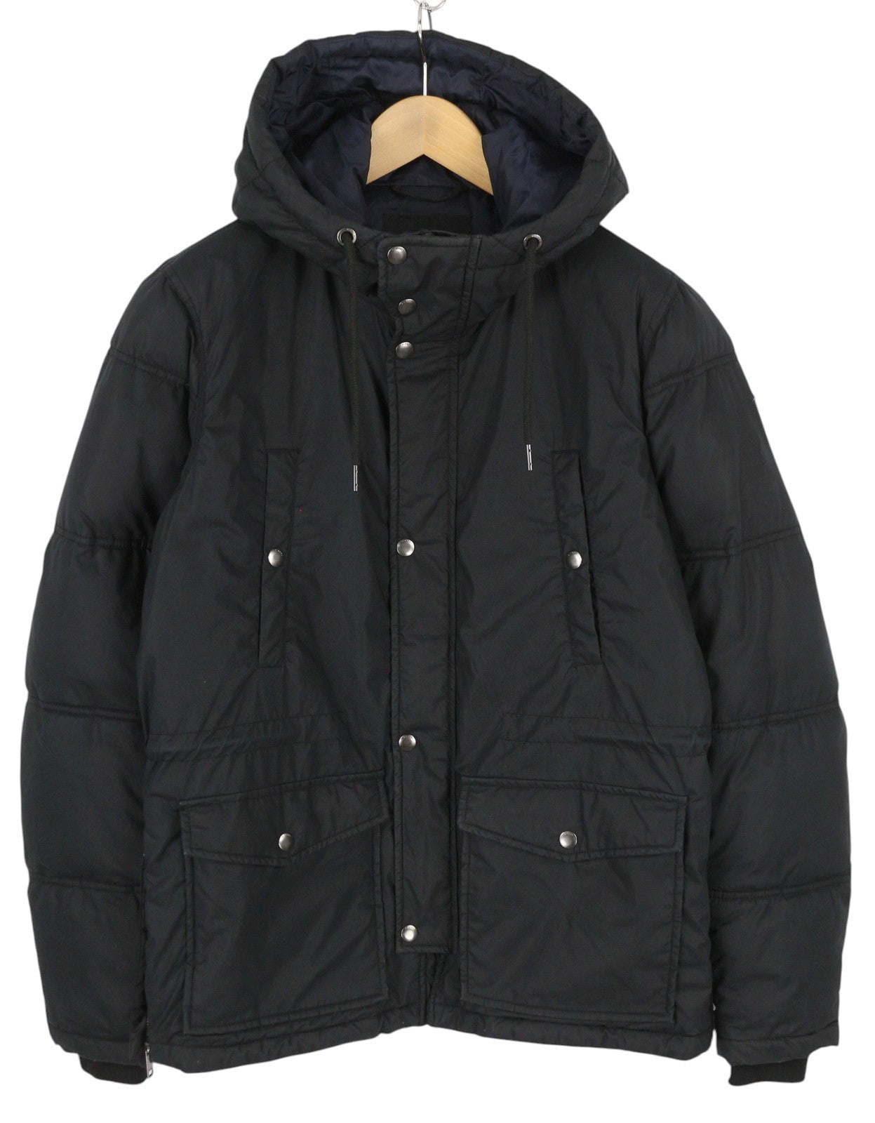 DIESEL vyriška striukė M, juoda, su pilnu užtrauktuku, gobtuvu, pašiltinta, su raišteliu, juosmeniu, pamušalu ir logotipu. 