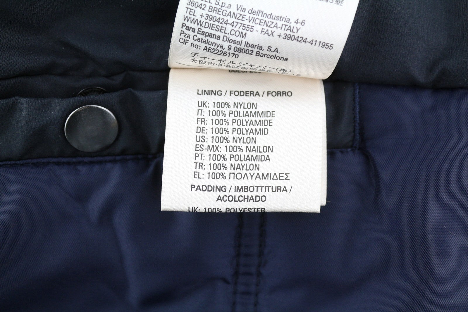 DIESEL vyriška striukė M, juoda, su pilnu užtrauktuku, gobtuvu, pašiltinta, su raišteliu, juosmeniu, pamušalu ir logotipu. 