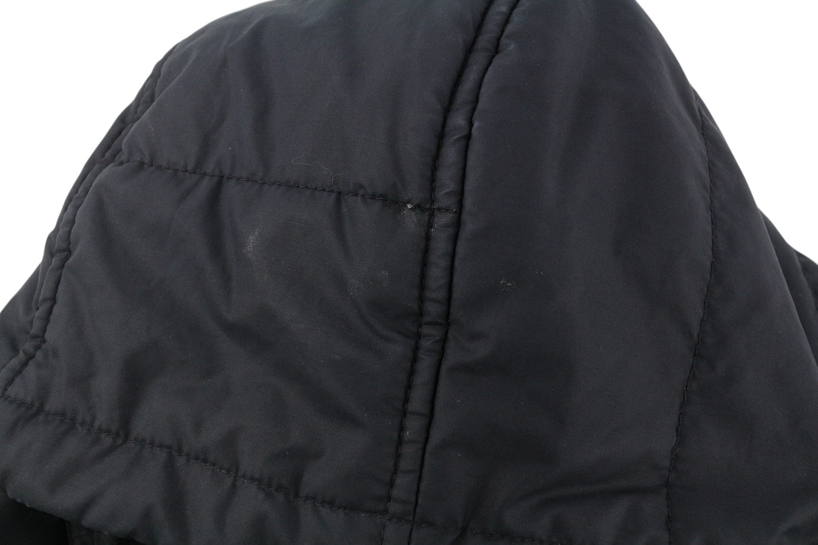 DIESEL vyriška striukė M, juoda, su pilnu užtrauktuku, gobtuvu, pašiltinta, su raišteliu, juosmeniu, pamušalu ir logotipu. 