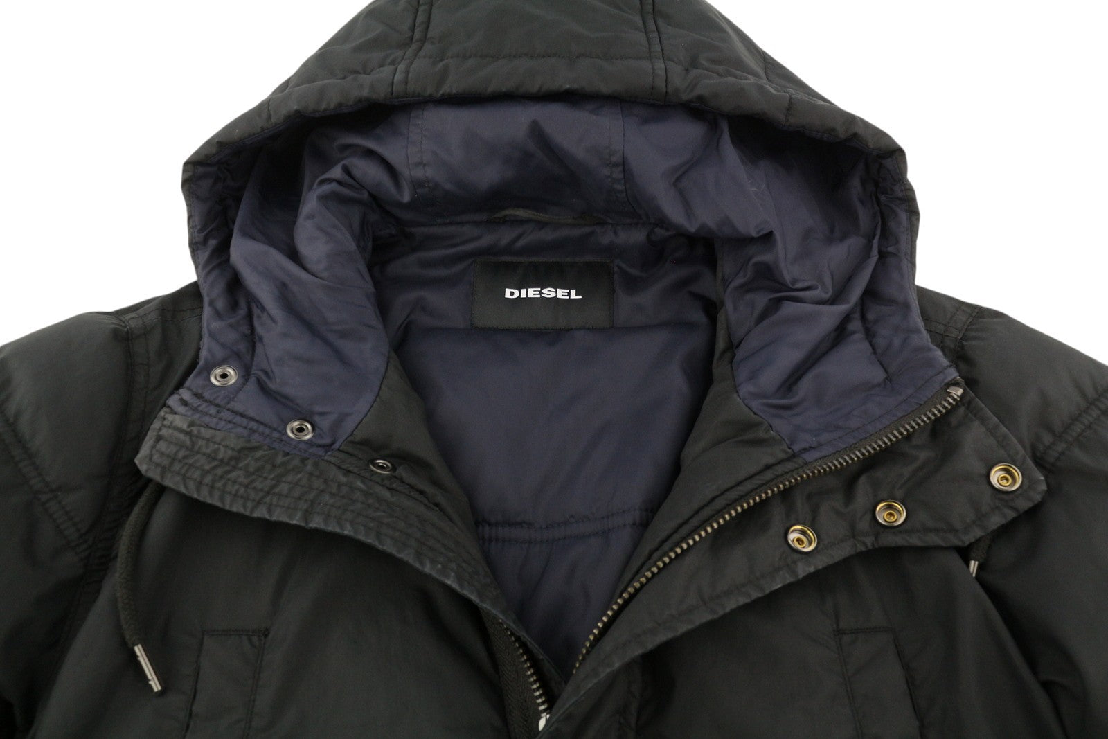 DIESEL vyriška striukė M, juoda, su pilnu užtrauktuku, gobtuvu, pašiltinta, su raišteliu, juosmeniu, pamušalu ir logotipu. 