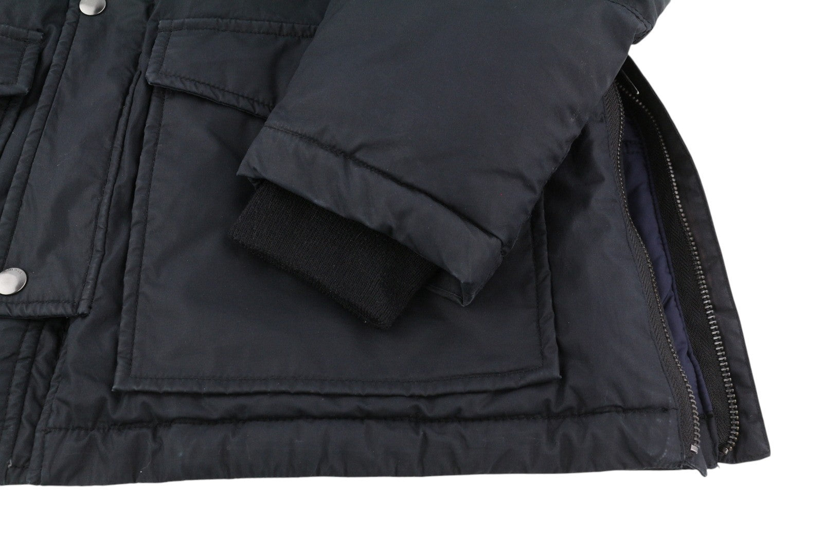 DIESEL vyriška striukė M, juoda, su pilnu užtrauktuku, gobtuvu, pašiltinta, su raišteliu, juosmeniu, pamušalu ir logotipu. 