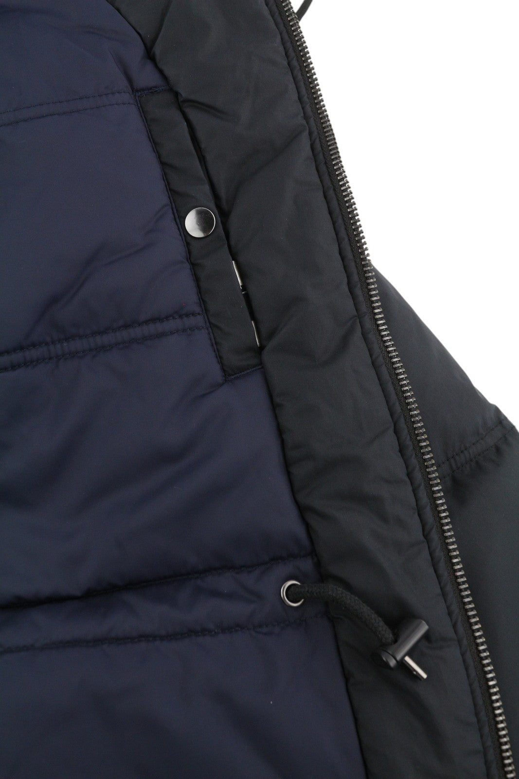 DIESEL vyriška striukė M, juoda, su pilnu užtrauktuku, gobtuvu, pašiltinta, su raišteliu, juosmeniu, pamušalu ir logotipu. 