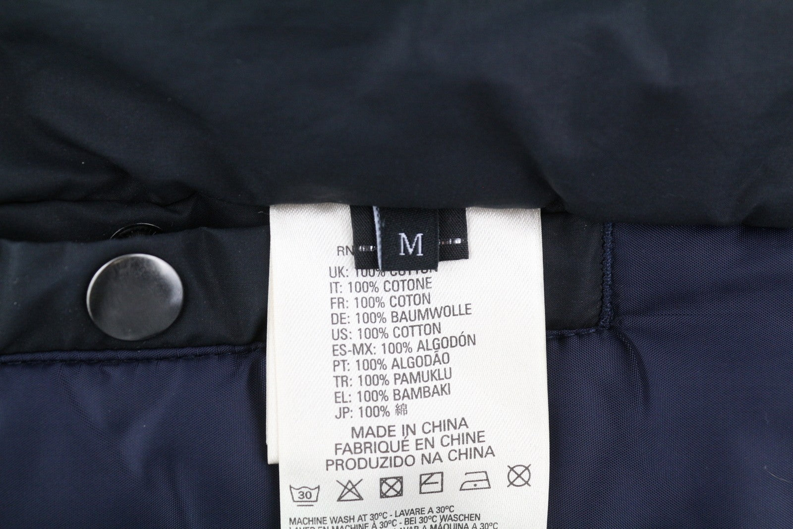 DIESEL vyriška striukė M, juoda, su pilnu užtrauktuku, gobtuvu, pašiltinta, su raišteliu, juosmeniu, pamušalu ir logotipu. 