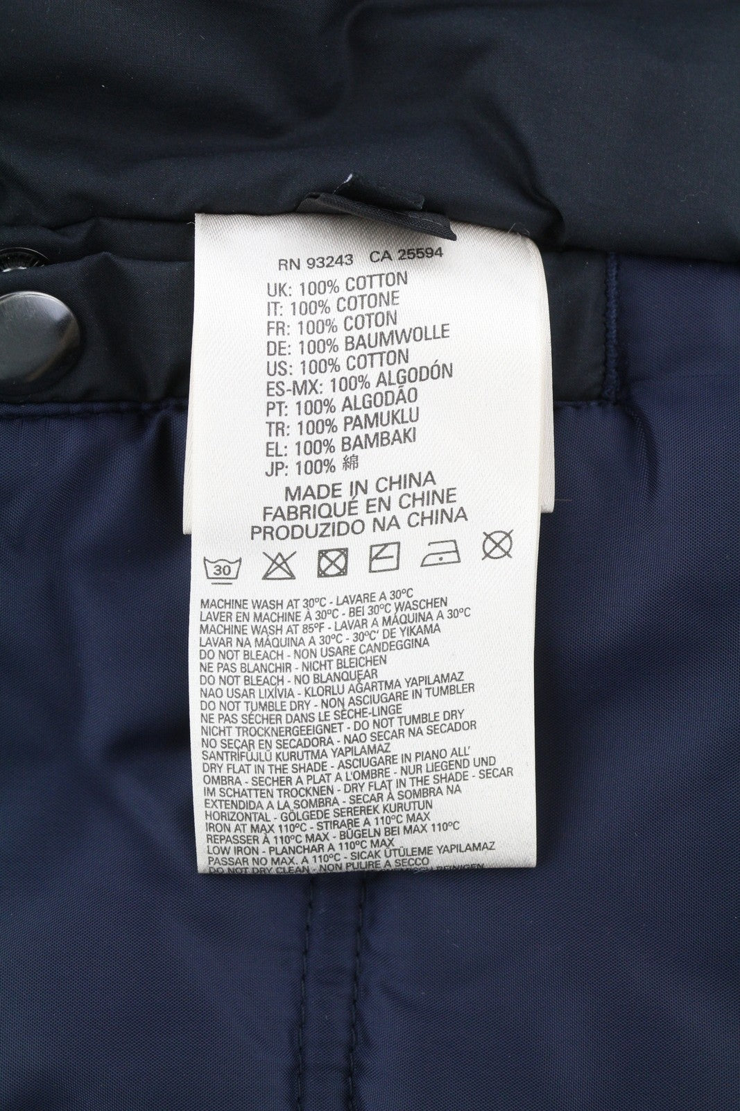 DIESEL vyriška striukė M, juoda, su pilnu užtrauktuku, gobtuvu, pašiltinta, su raišteliu, juosmeniu, pamušalu ir logotipu. 