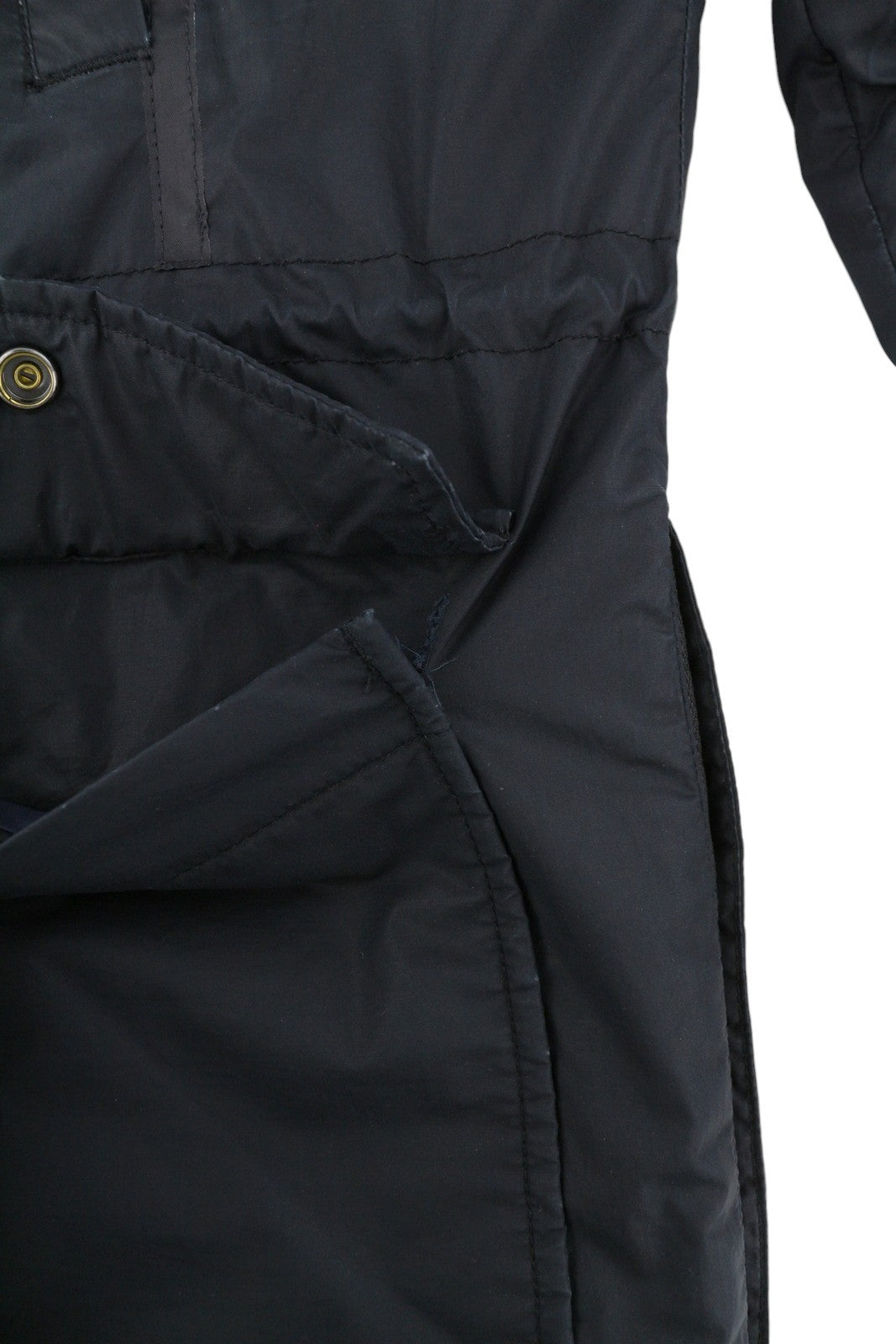 DIESEL vyriška striukė M, juoda, su pilnu užtrauktuku, gobtuvu, pašiltinta, su raišteliu ir kišenėmis juosmenyje. 