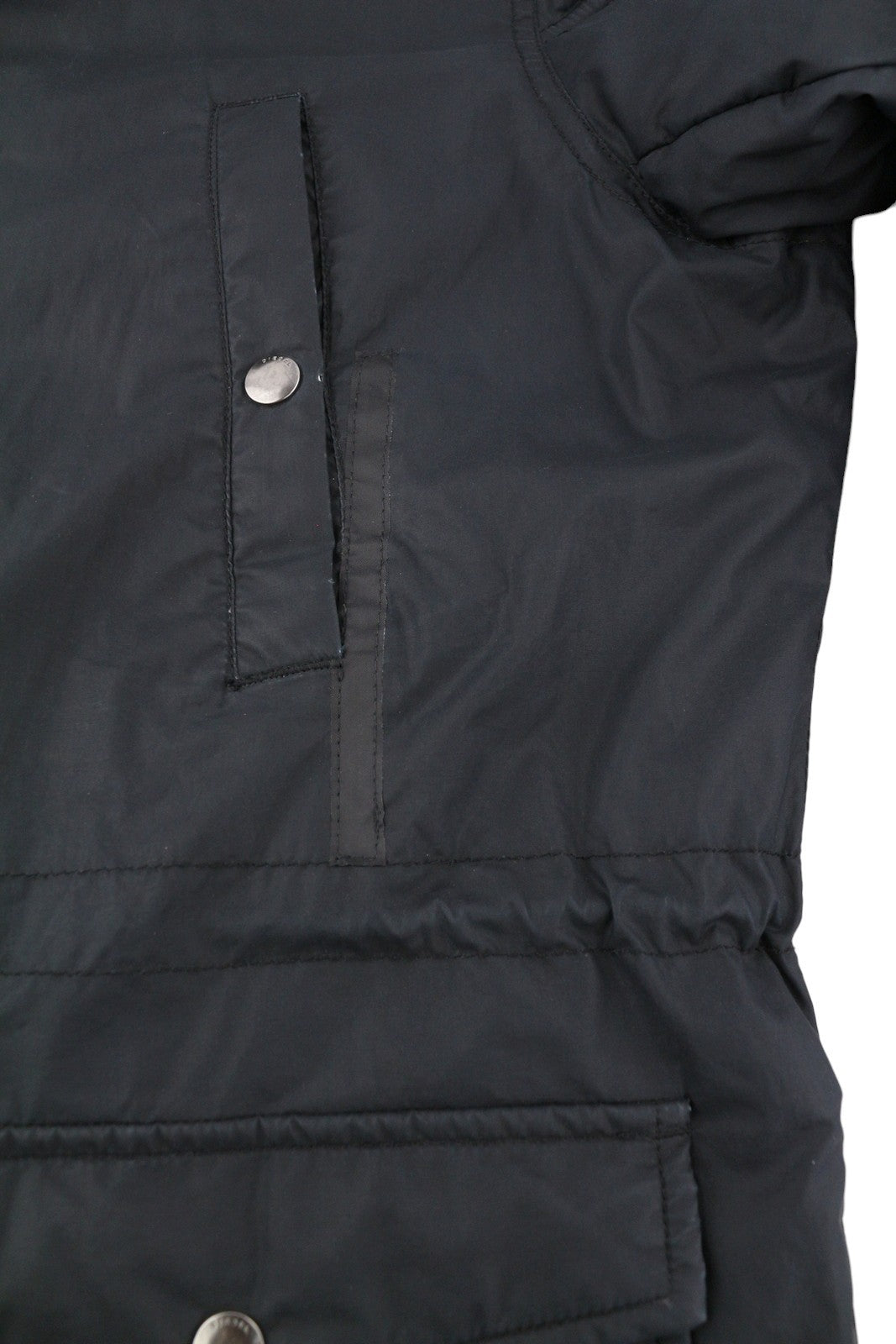 DIESEL vyriška striukė M, juoda, su pilnu užtrauktuku, gobtuvu, pašiltinta, su raišteliu ir kišenėmis juosmenyje. 