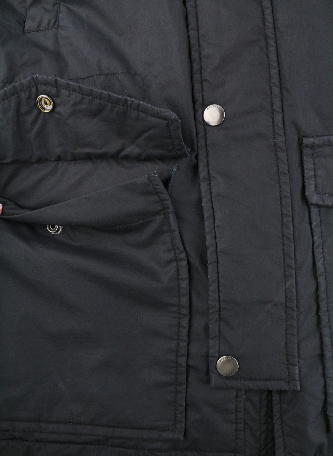 DIESEL vyriška striukė M, juoda, su pilnu užtrauktuku, gobtuvu, pašiltinta, su raišteliu ir kišenėmis juosmenyje. 