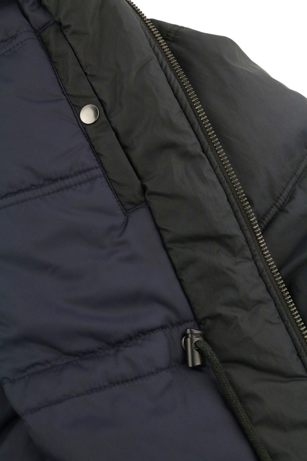 DIESEL vyriška striukė M, juoda, su pilnu užtrauktuku, gobtuvu, pašiltinta, su raišteliu ir kišenėmis juosmenyje. 