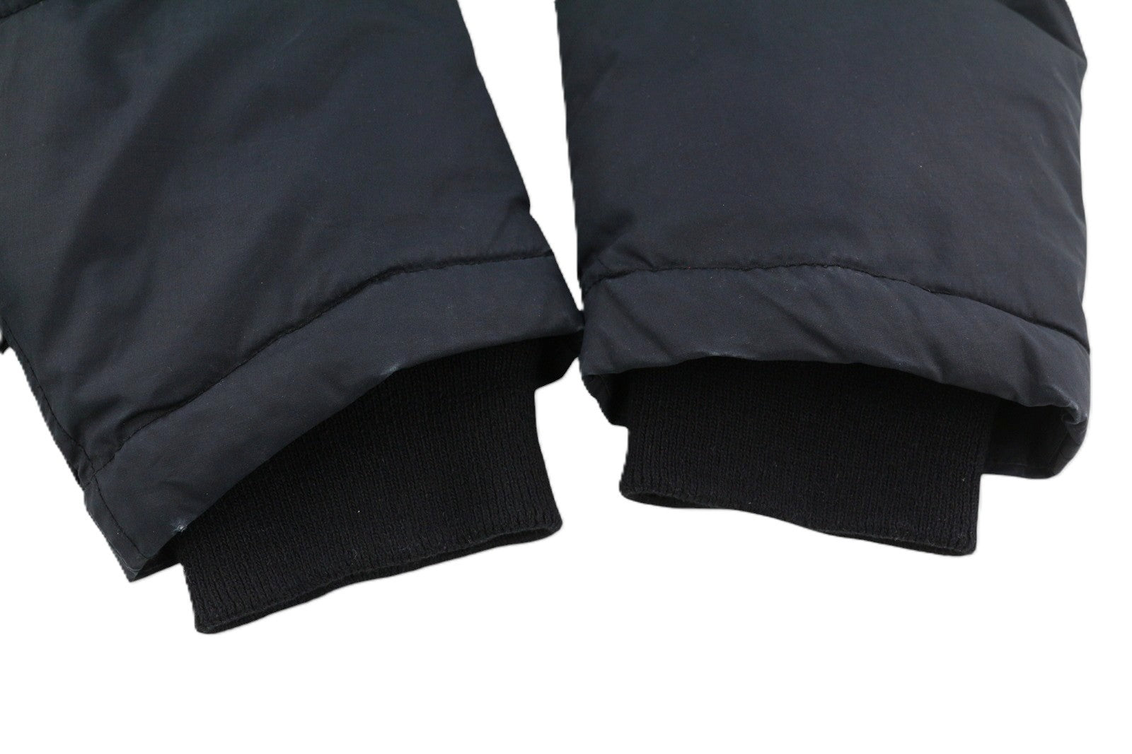 DIESEL vyriška striukė M, juoda, su pilnu užtrauktuku, gobtuvu, pašiltinta, su raišteliu ir kišenėmis juosmenyje. 