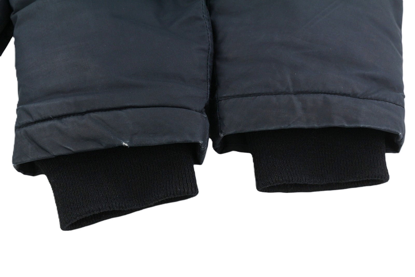 DIESEL vyriška striukė M, juoda, su pilnu užtrauktuku, gobtuvu, pašiltinta, su raišteliu ir kišenėmis juosmenyje. 