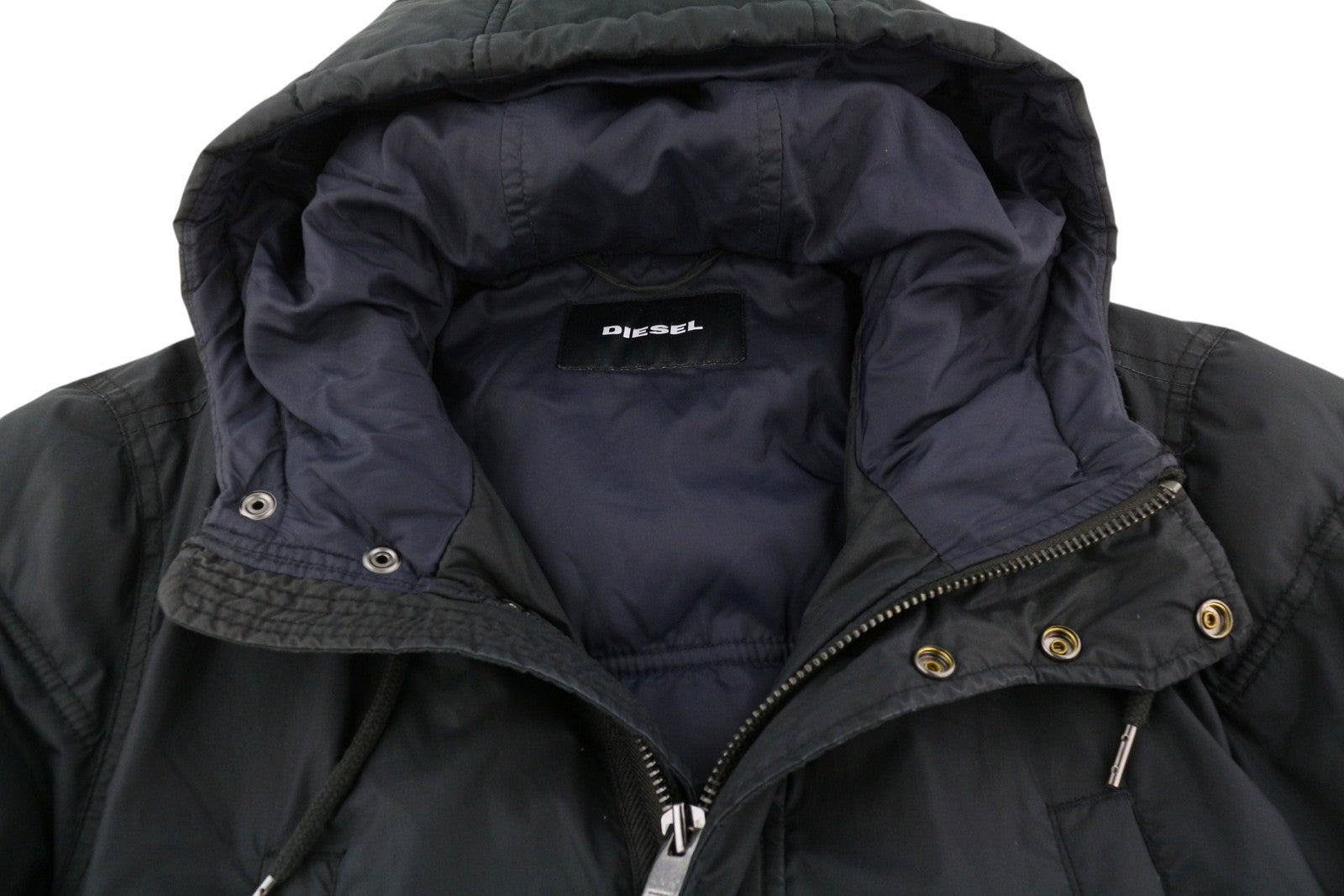 DIESEL vyriška striukė M, juoda, su pilnu užtrauktuku, gobtuvu, pašiltinta, su raišteliu ir kišenėmis juosmenyje. 