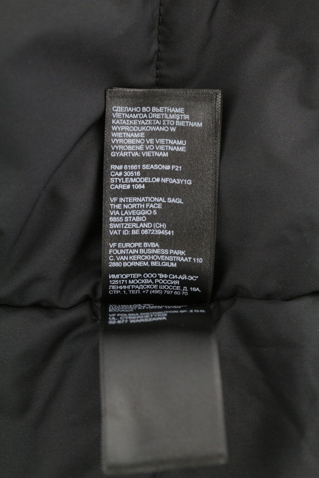 „The North Face Hikesteller“ izoliuota parka moterims, XS dydžio, juoda, su gobtuvu, sausos ventiliacijos funkcija. 