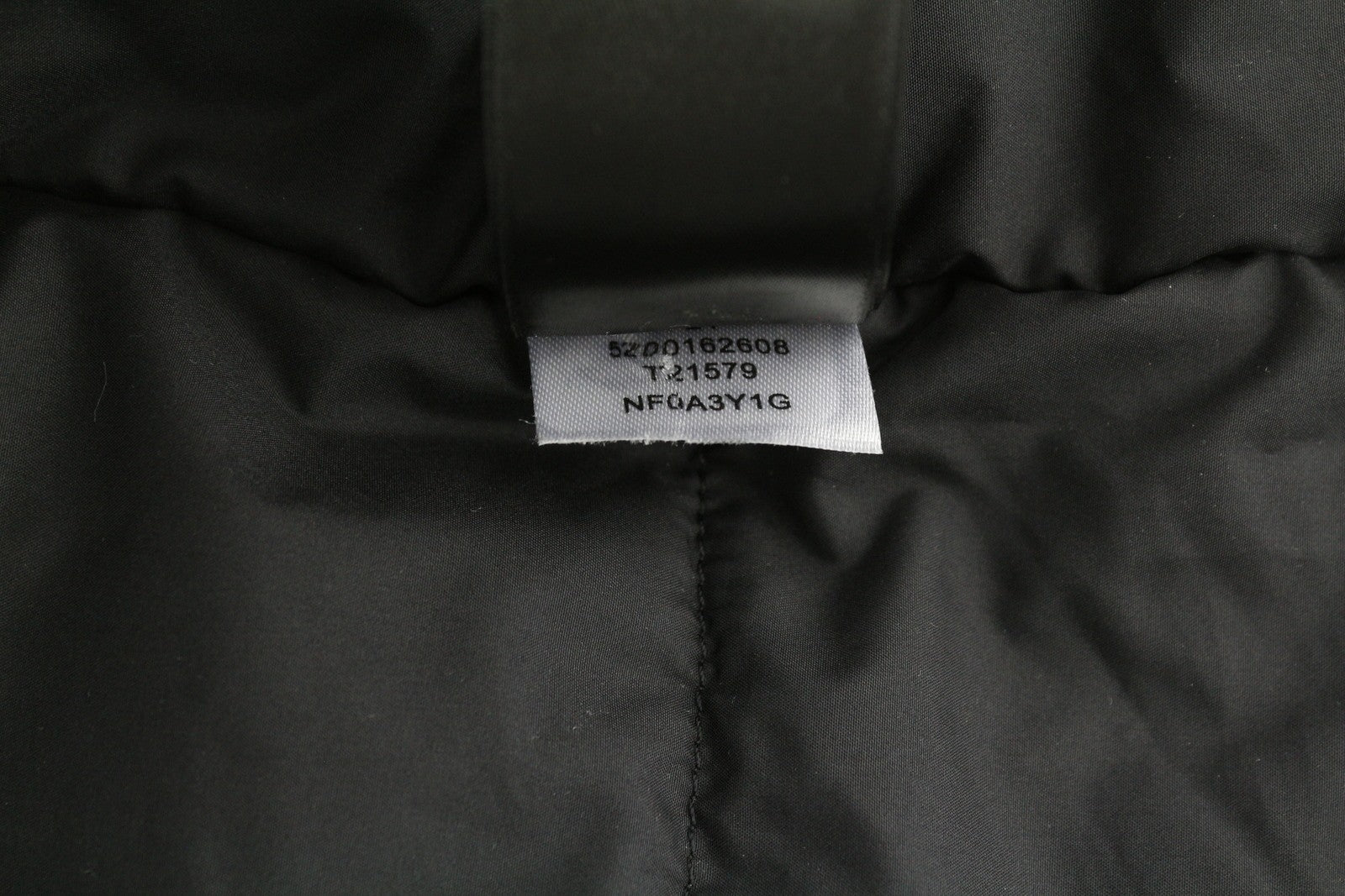 „The North Face Hikesteller“ izoliuota parka moterims, XS dydžio, juoda, su gobtuvu, sausos ventiliacijos funkcija. 