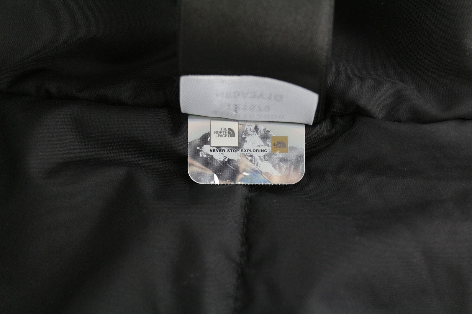 „The North Face Hikesteller“ izoliuota parka moterims, XS dydžio, juoda, su gobtuvu, sausos ventiliacijos funkcija. 