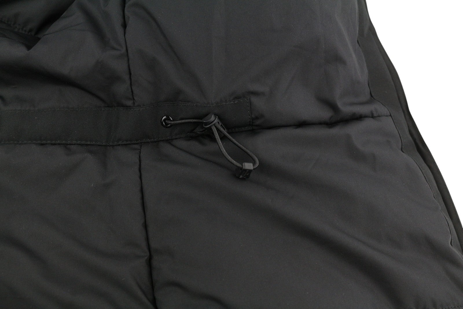 „The North Face Hikesteller“ izoliuota parka moterims, XS dydžio, juoda, su gobtuvu, sausos ventiliacijos funkcija. 