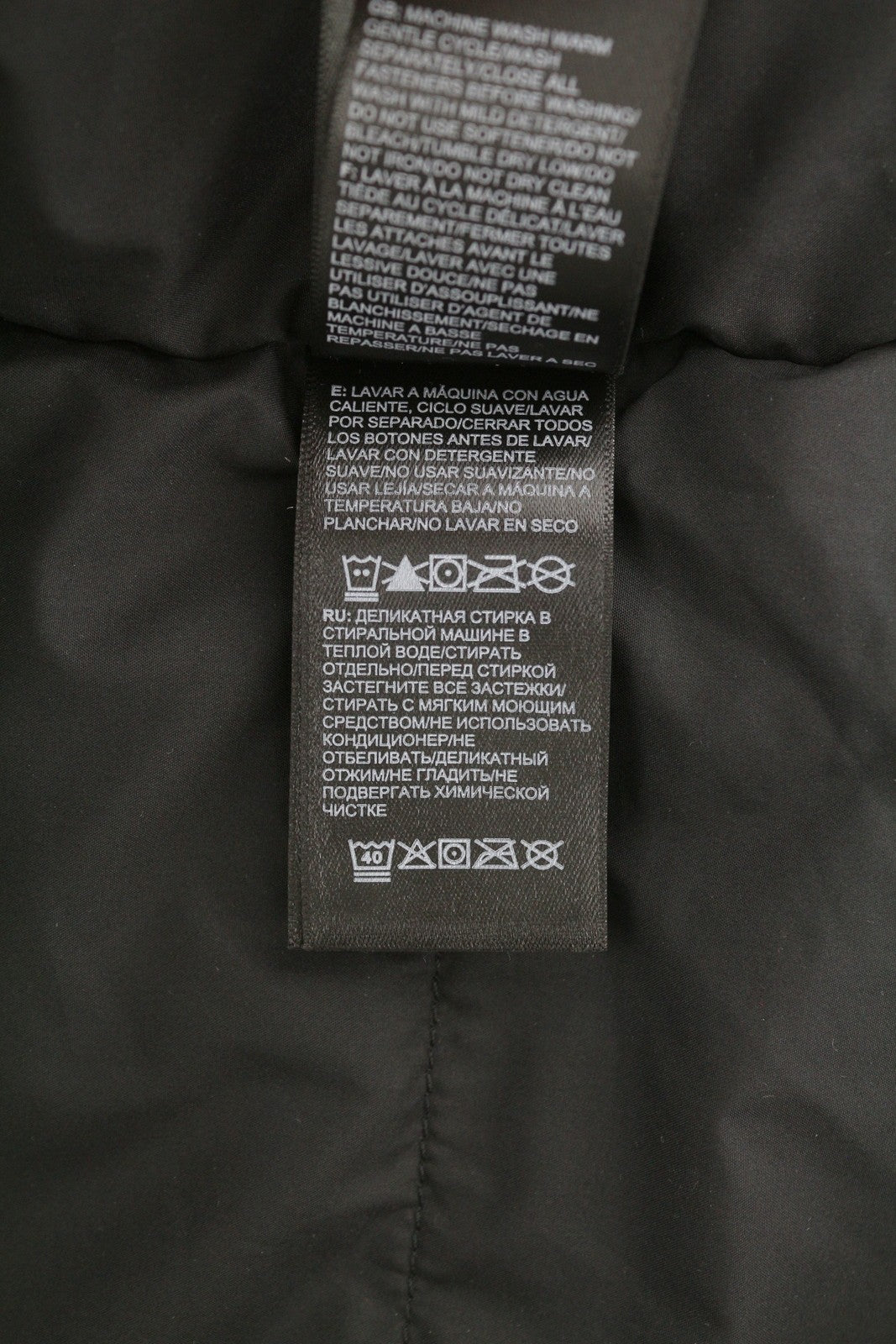 „The North Face Hikesteller“ izoliuota parka moterims, XS dydžio, juoda, su gobtuvu, sausos ventiliacijos funkcija. 