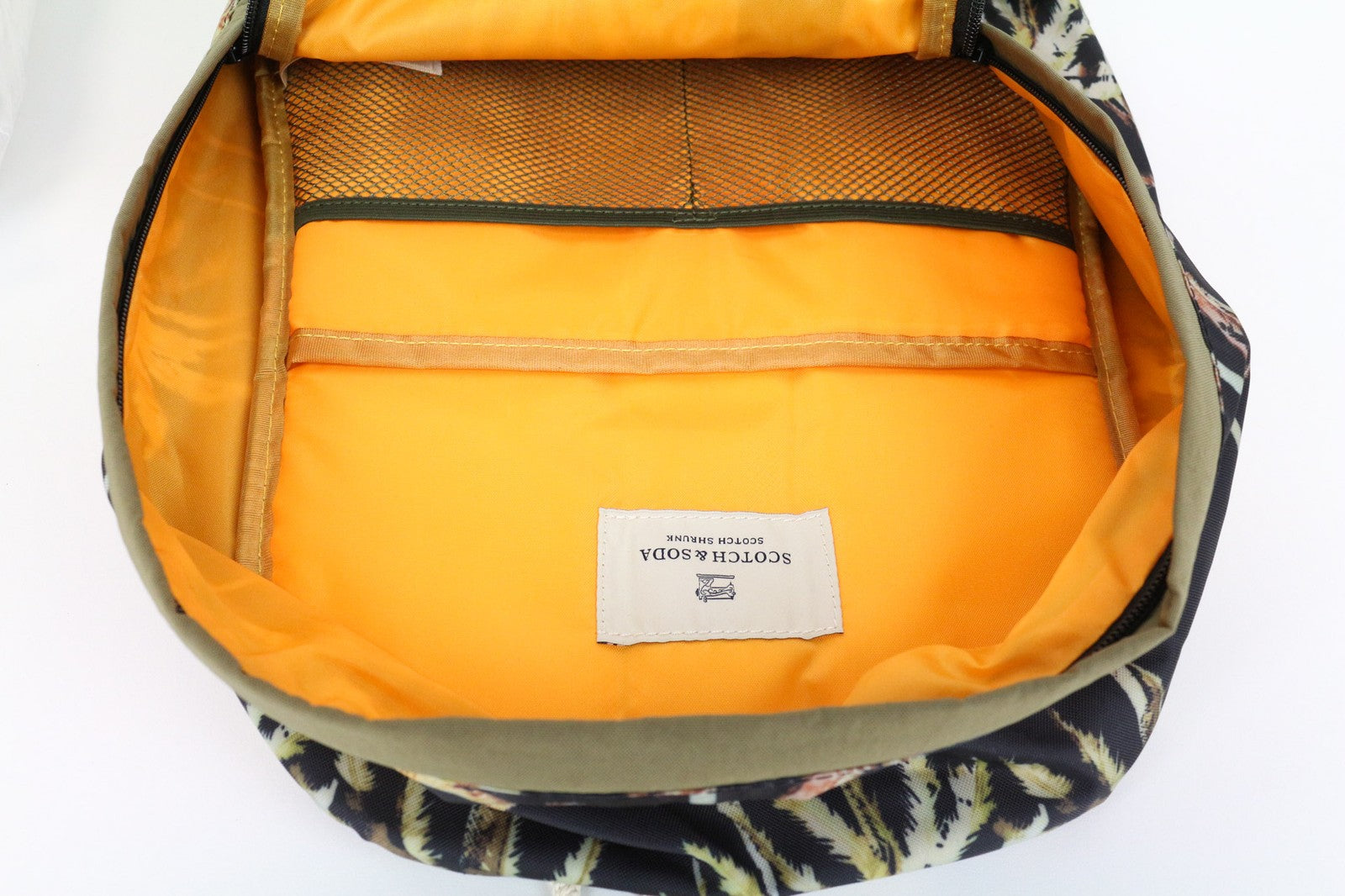 SCOTCH SHRUNK berniukiška kuprinė su žaliu delnų raštu ir reguliuojamais dirželiais 