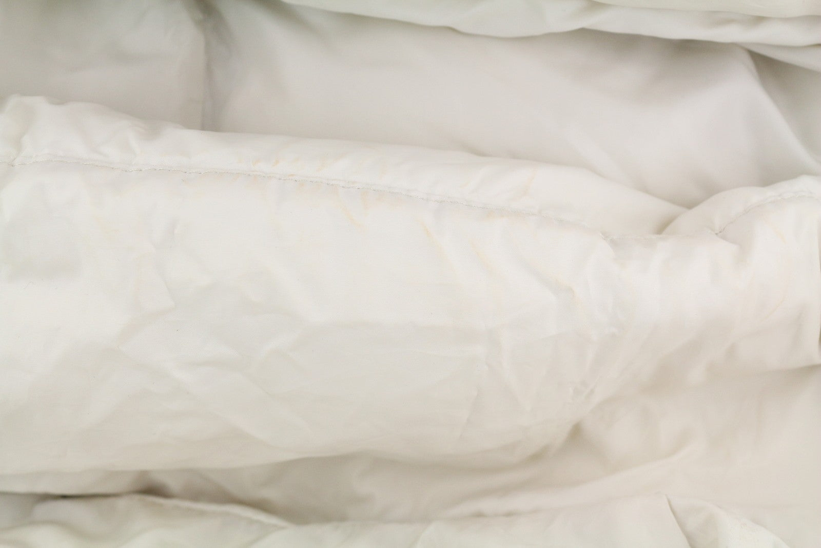 CALVIN KLEIN Bold Disrupted Logo vyriška striukė L, balta, izoliuota, dygsniuota, RRP 365 € 