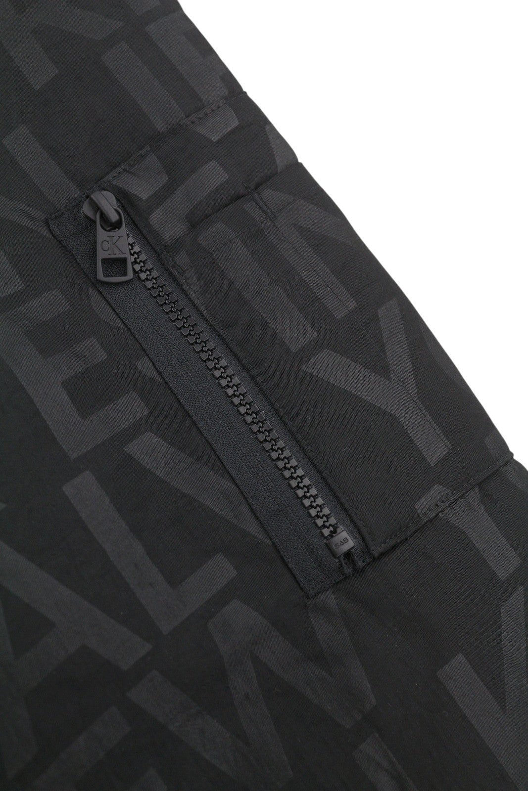 CALVIN KLEIN vyriška striukė L, juoda, su logotipo spauda, ​​izoliuota, laisvo kirpimo bomber striukė, rekomenduojama kaina – 149 € 