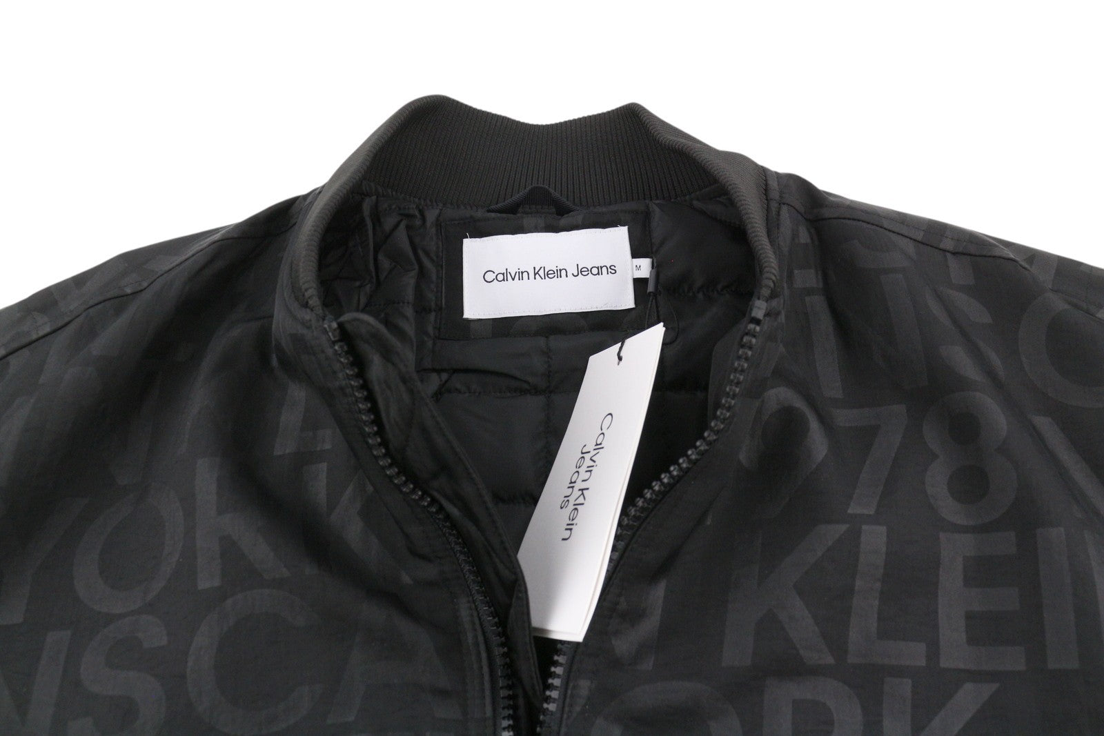 CALVIN KLEIN vyriška striukė M, juoda, su logotipo spauda, ​​izoliuota, laisvo kirpimo bomber striukė, rekomenduojama kaina – 149 € 