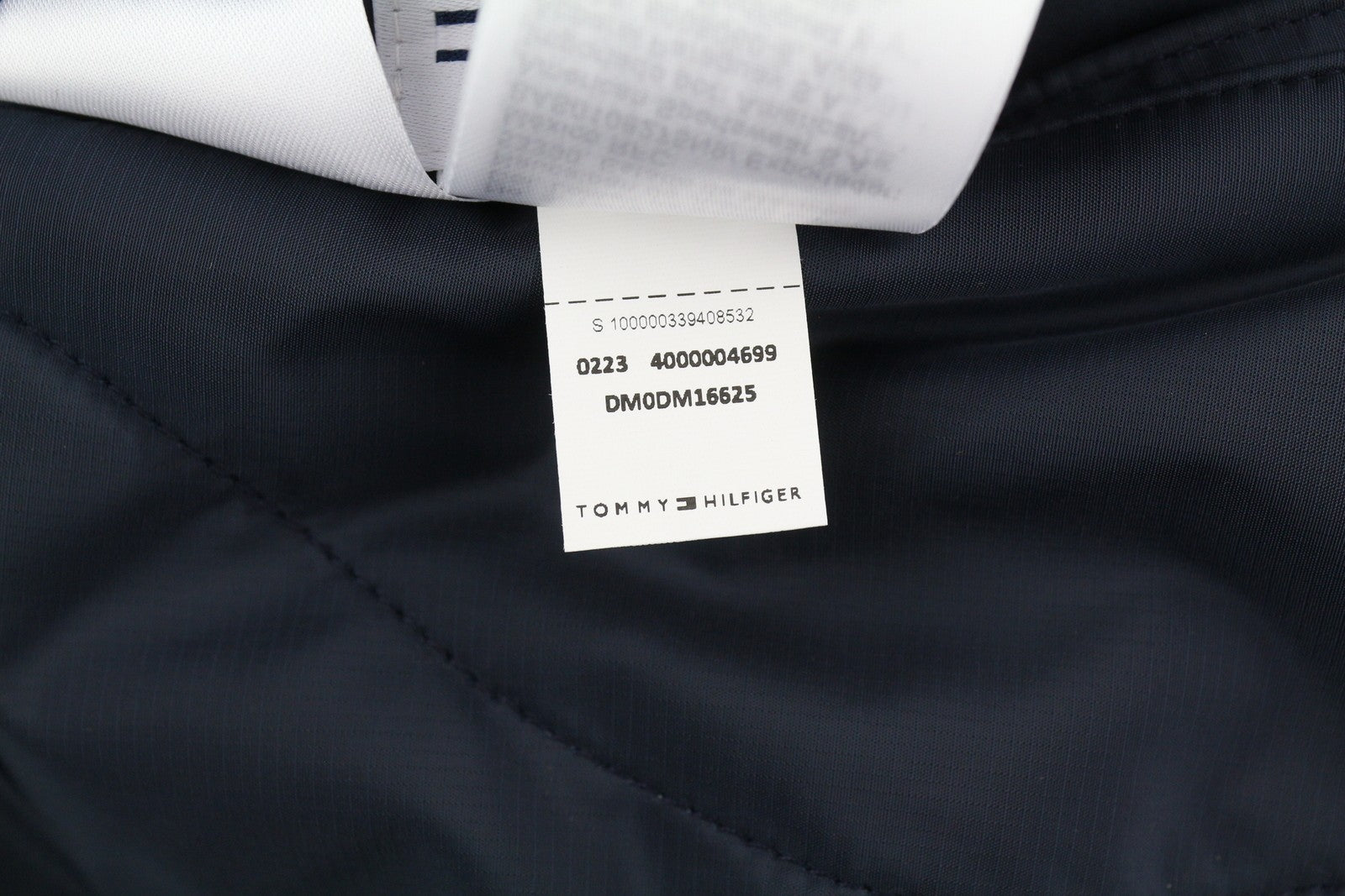 TOMMY HILFIGER dvipusė dygsniuota vyriška striukė L, mėlyna, dygsniuota, su gobtuvu ir užtrauktuku, rekomenduojama kaina – 239 € 