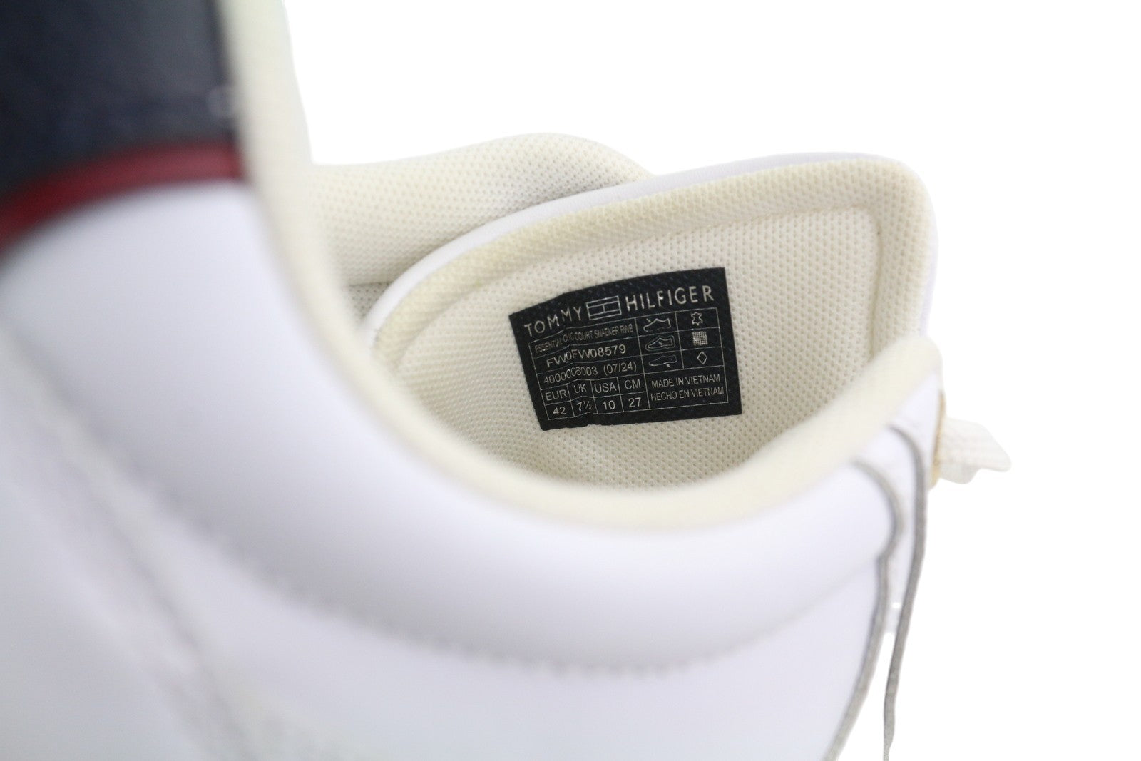 TOMMY HILFIGER Essential Court vyriški sportbačiai, EU42, balti, odiniai, žemakulniai, rekomenduojama kaina – 119 € 