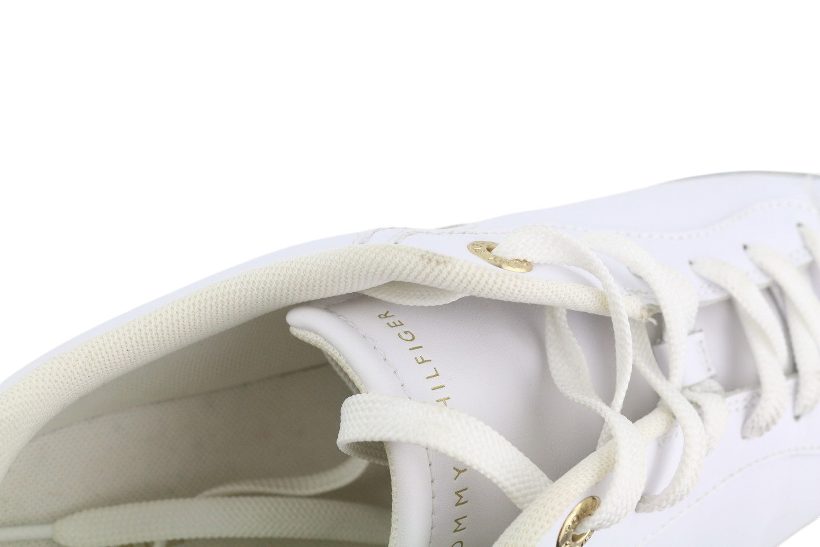 TOMMY HILFIGER Essential Court vyriški sportbačiai, EU42, balti, odiniai, žemakulniai, rekomenduojama kaina – 119 € 