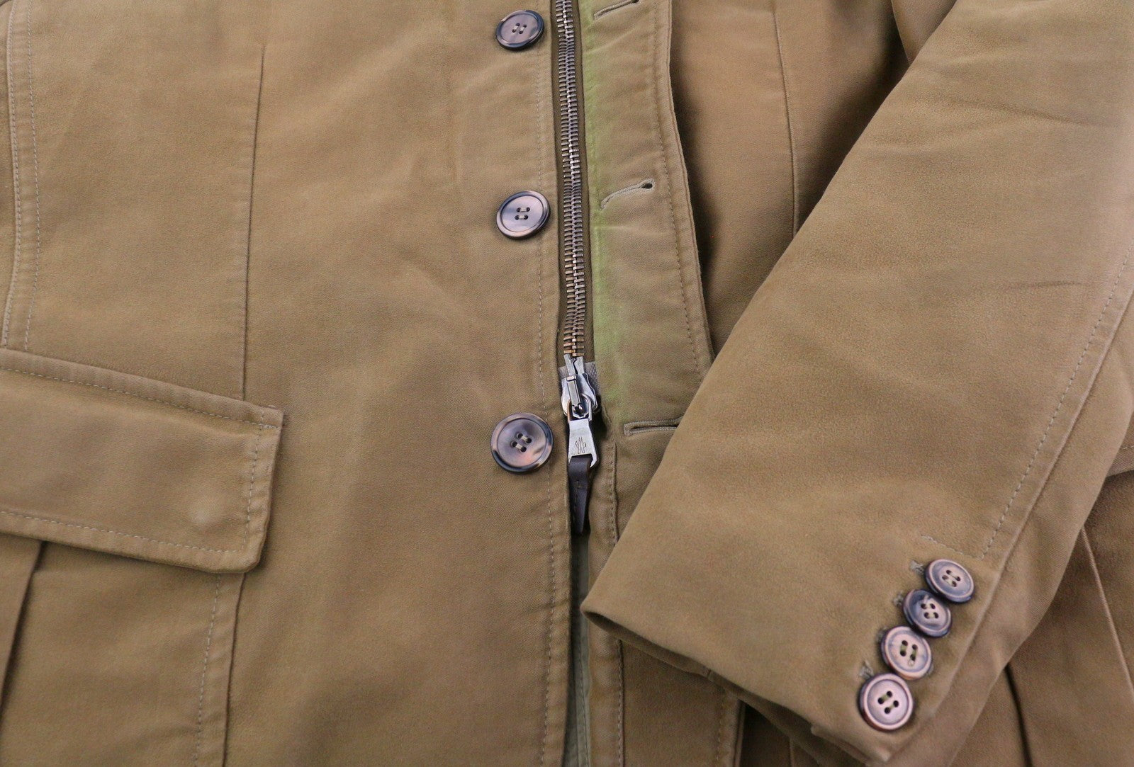 MONCLER vyriška striukė XL dydžio, ruda, su užtrauktuku ir sagomis, aukšta apykakle. 